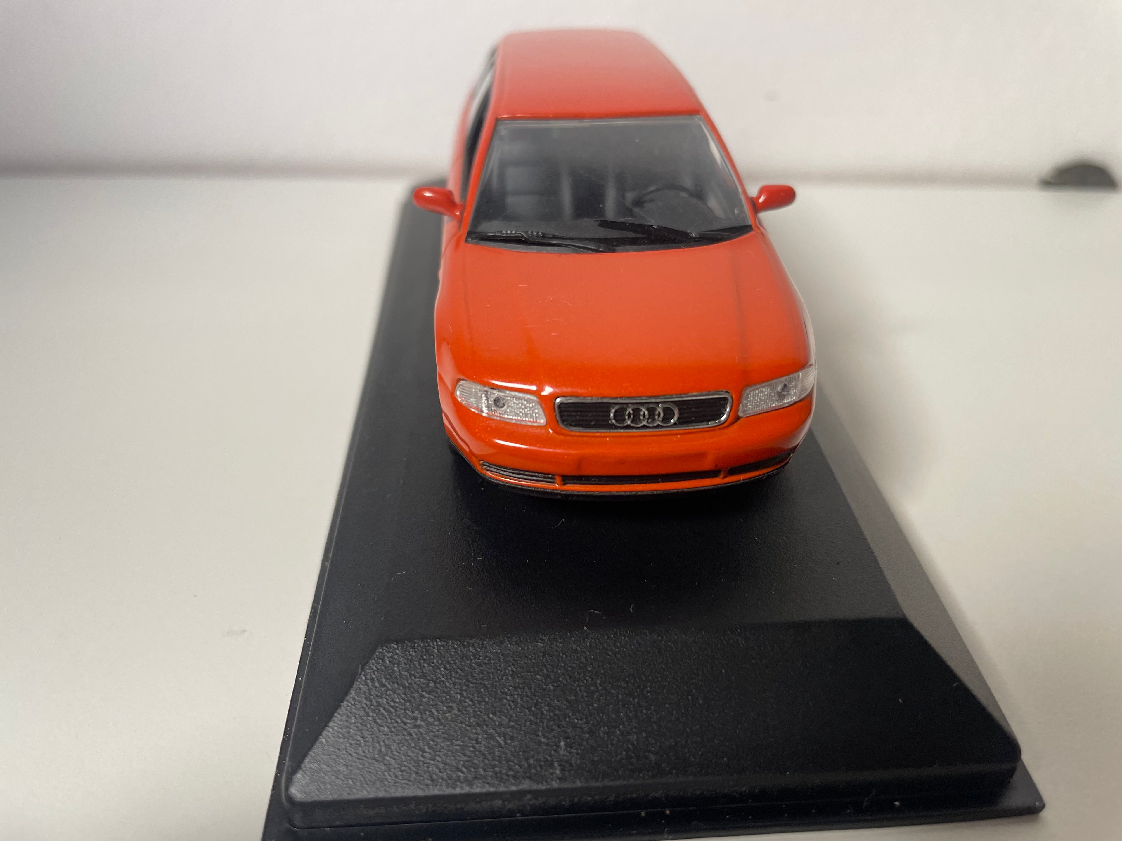 Audi A4 break orange/marron orangé? - MINICHAMPS