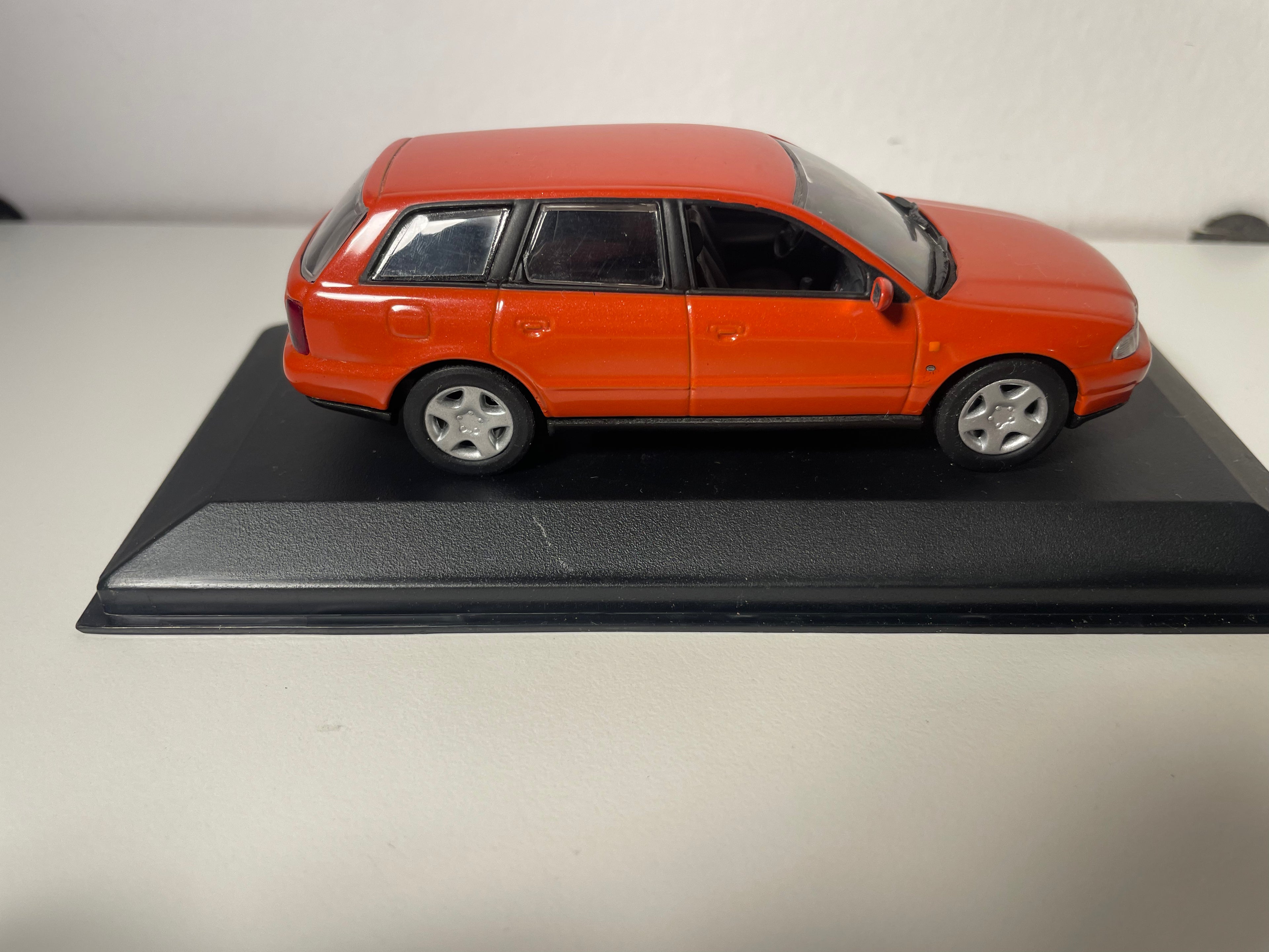 Audi A4 break orange/marron orangé? - MINICHAMPS