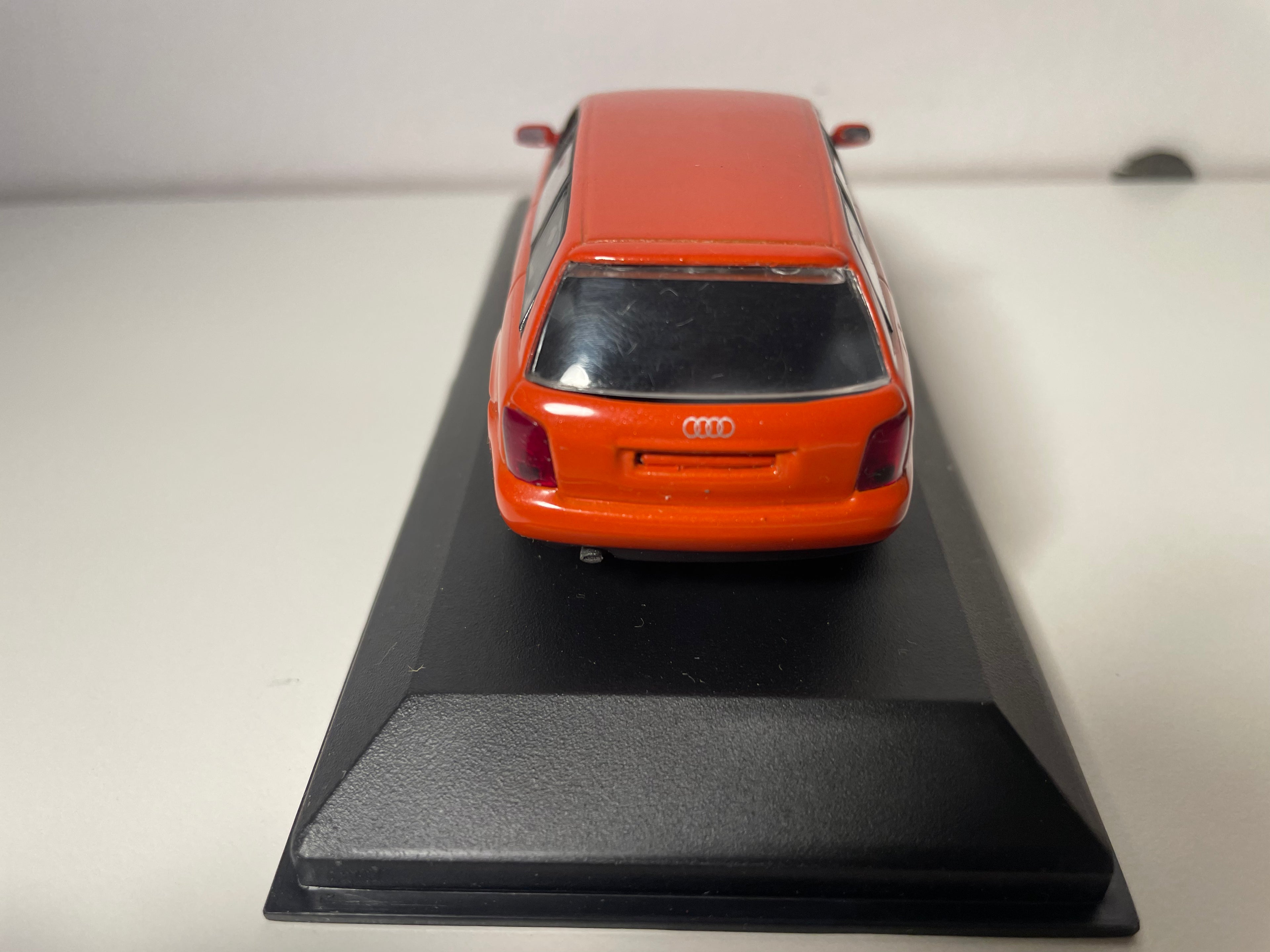 Audi A4 break orange/marron orangé? - MINICHAMPS