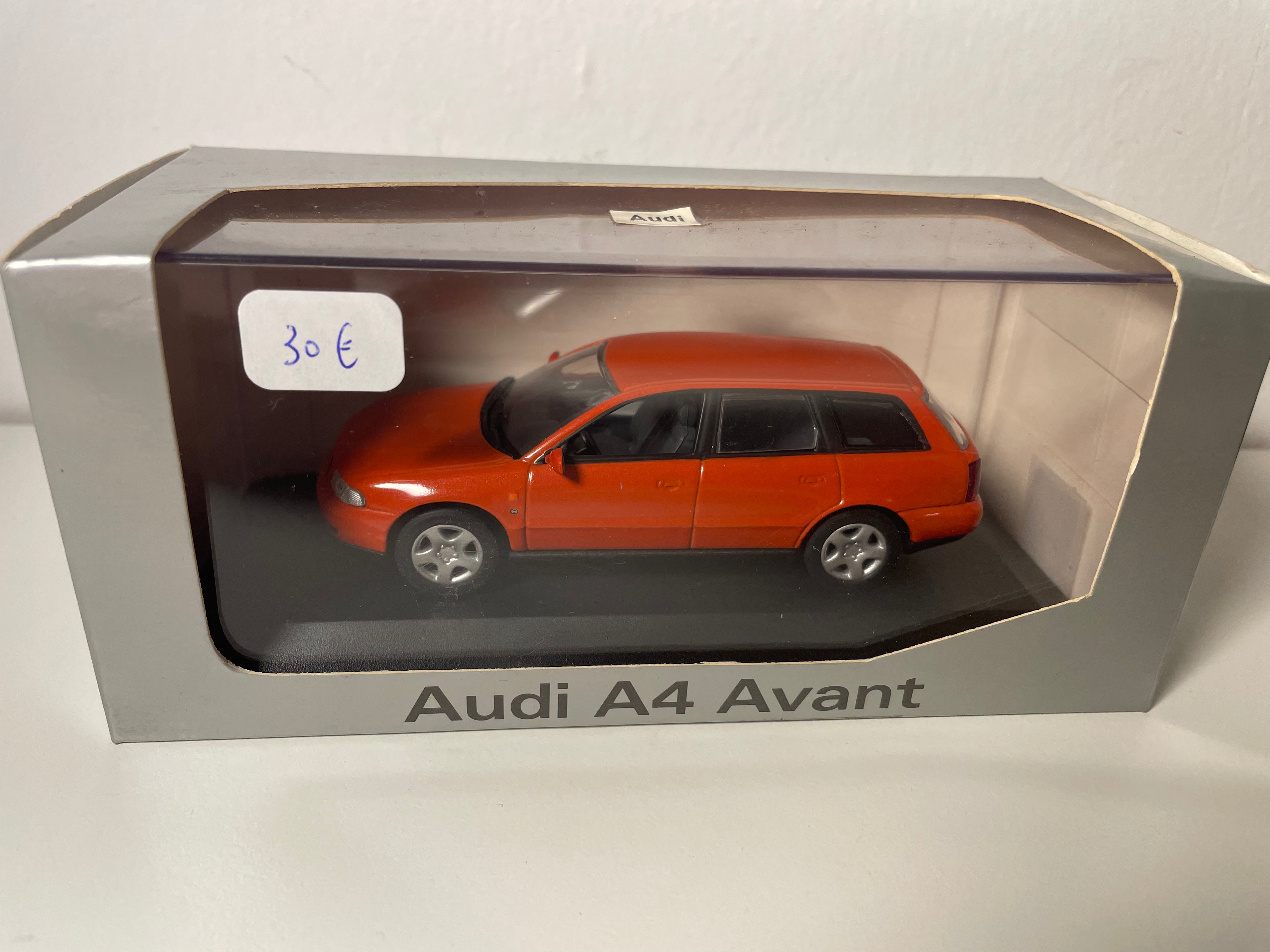 Audi A4 Avant pomarańczowy/brązowy - MINICHAMPS