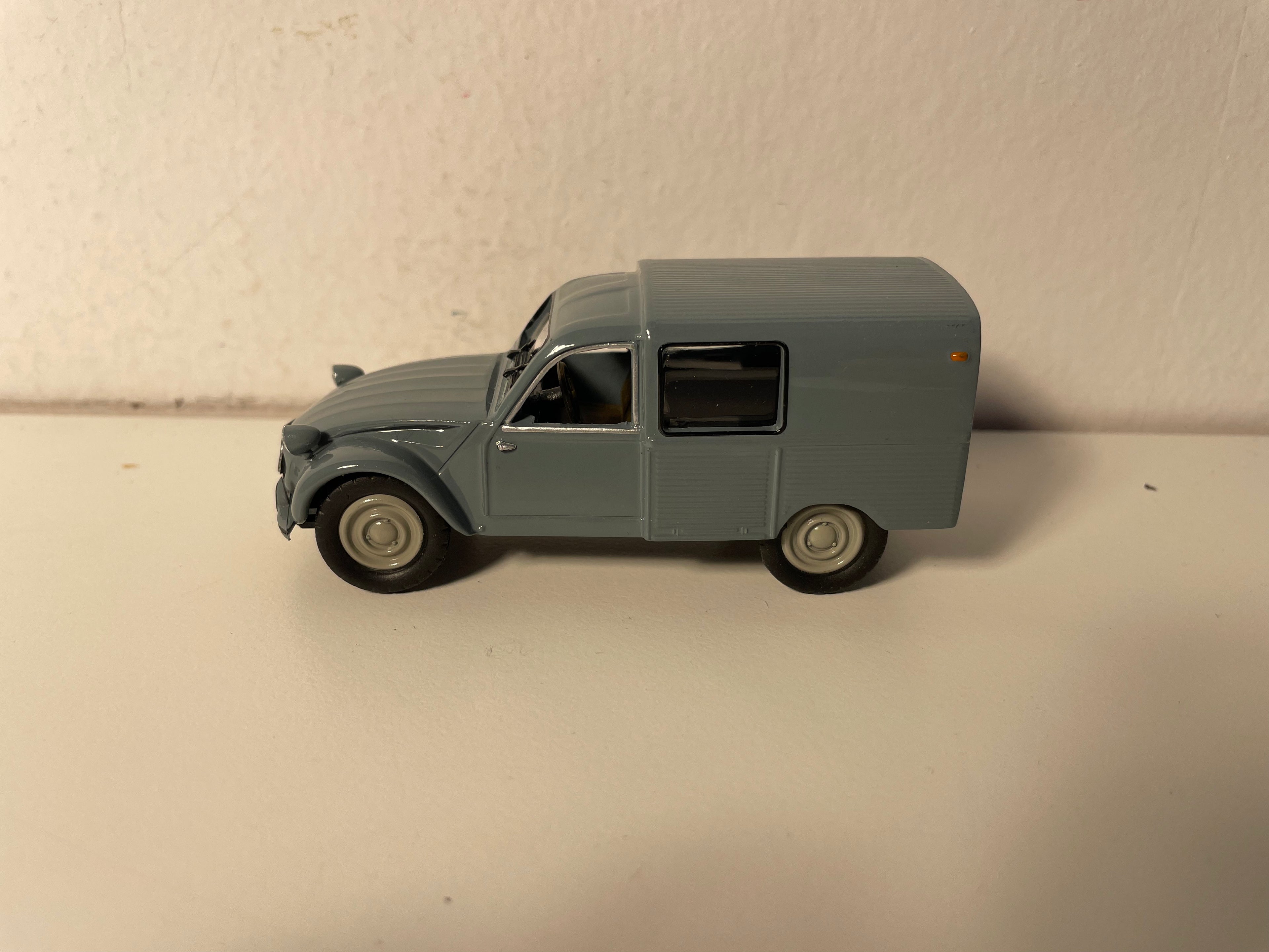 Citroën 2 CV fourgonnette grise bleutée avec 2 vitres à l'arrière (sous blister) - 8574 PE 75