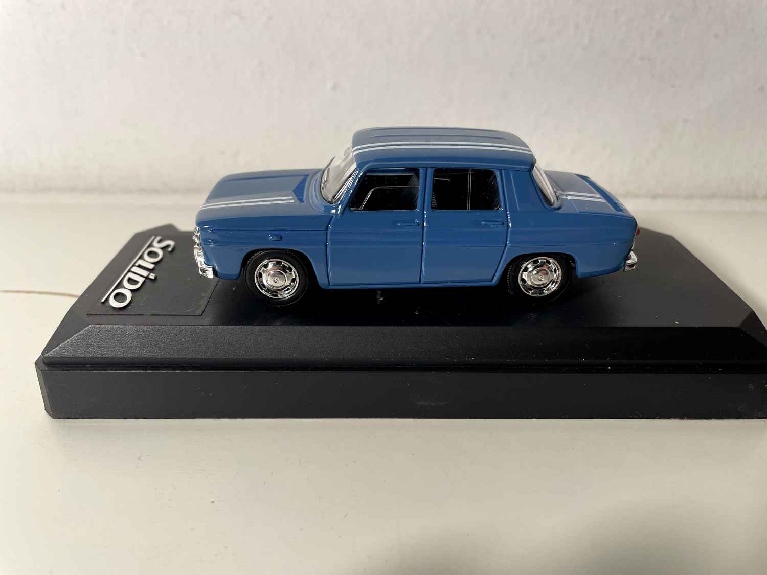 Renault 8 Gordini niebieska z 1967 roku (Solido referencja N°1826) Z pudełkiem w ciemnoniebieskim kartonie