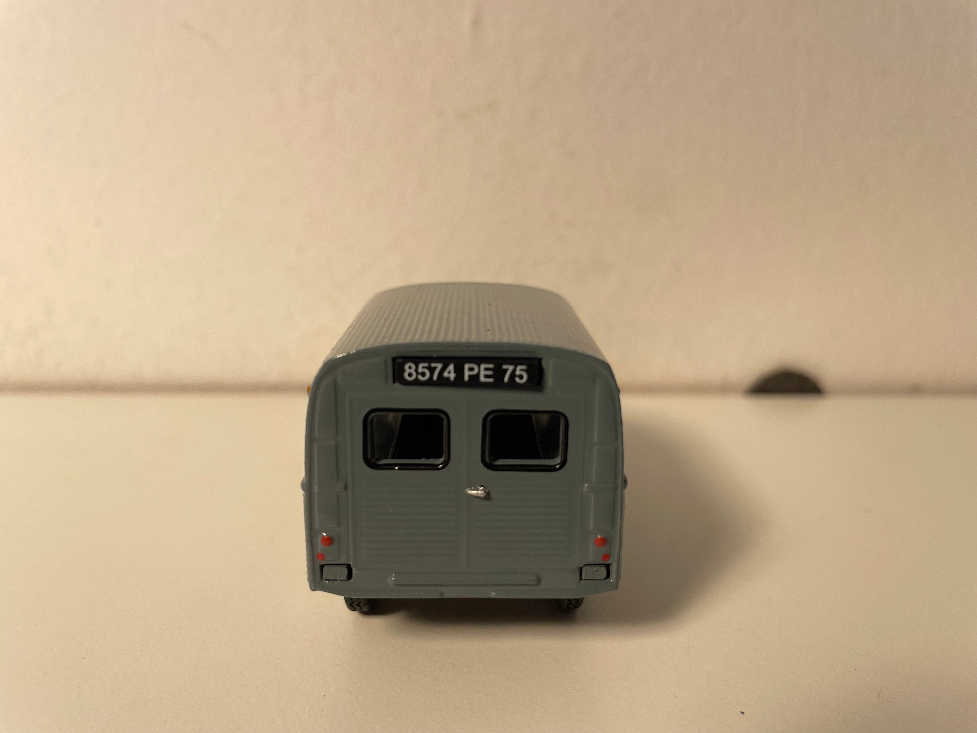 Citroën 2 CV fourgonnette grise bleutée avec 2 vitres à l'arrière (sous blister) - 8574 PE 75