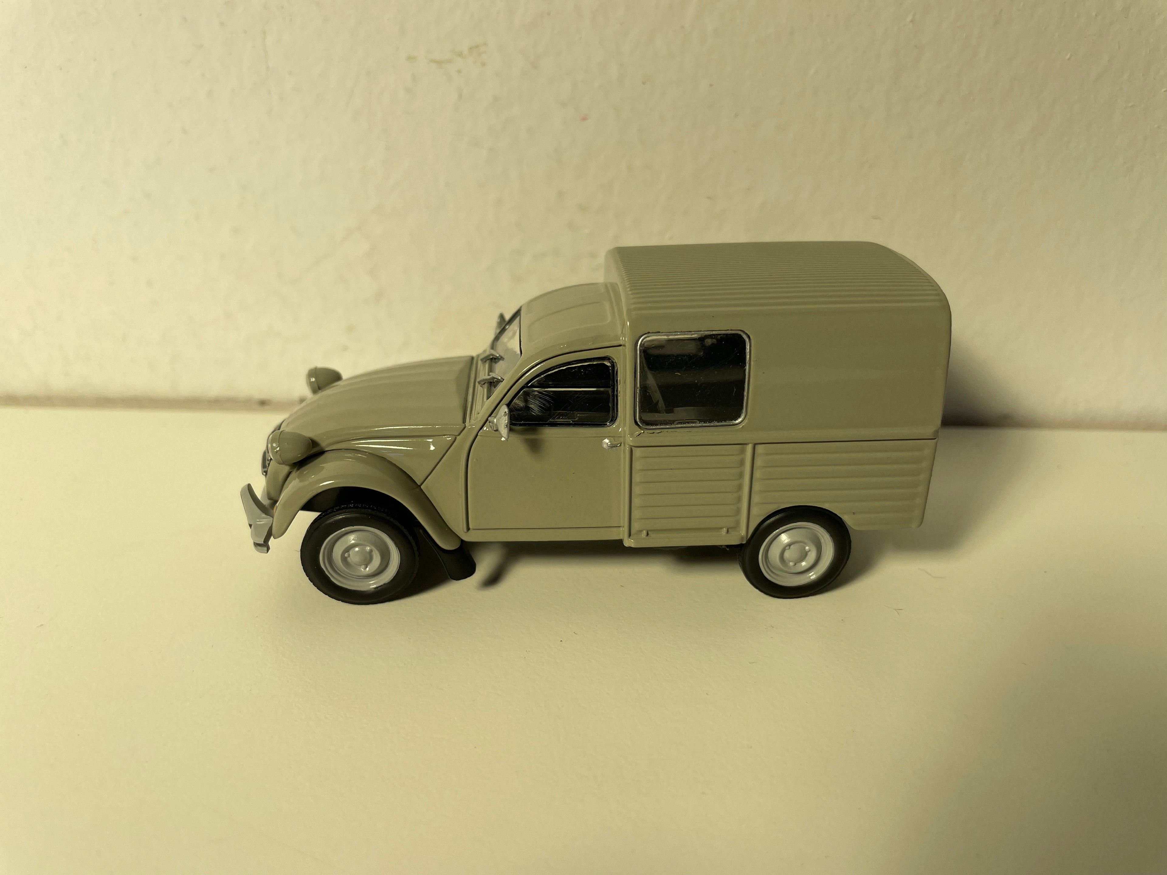 Citroën 2 CV Furgonette hellgréis mat 2 Fënster hannen - Eligor (an Blister)