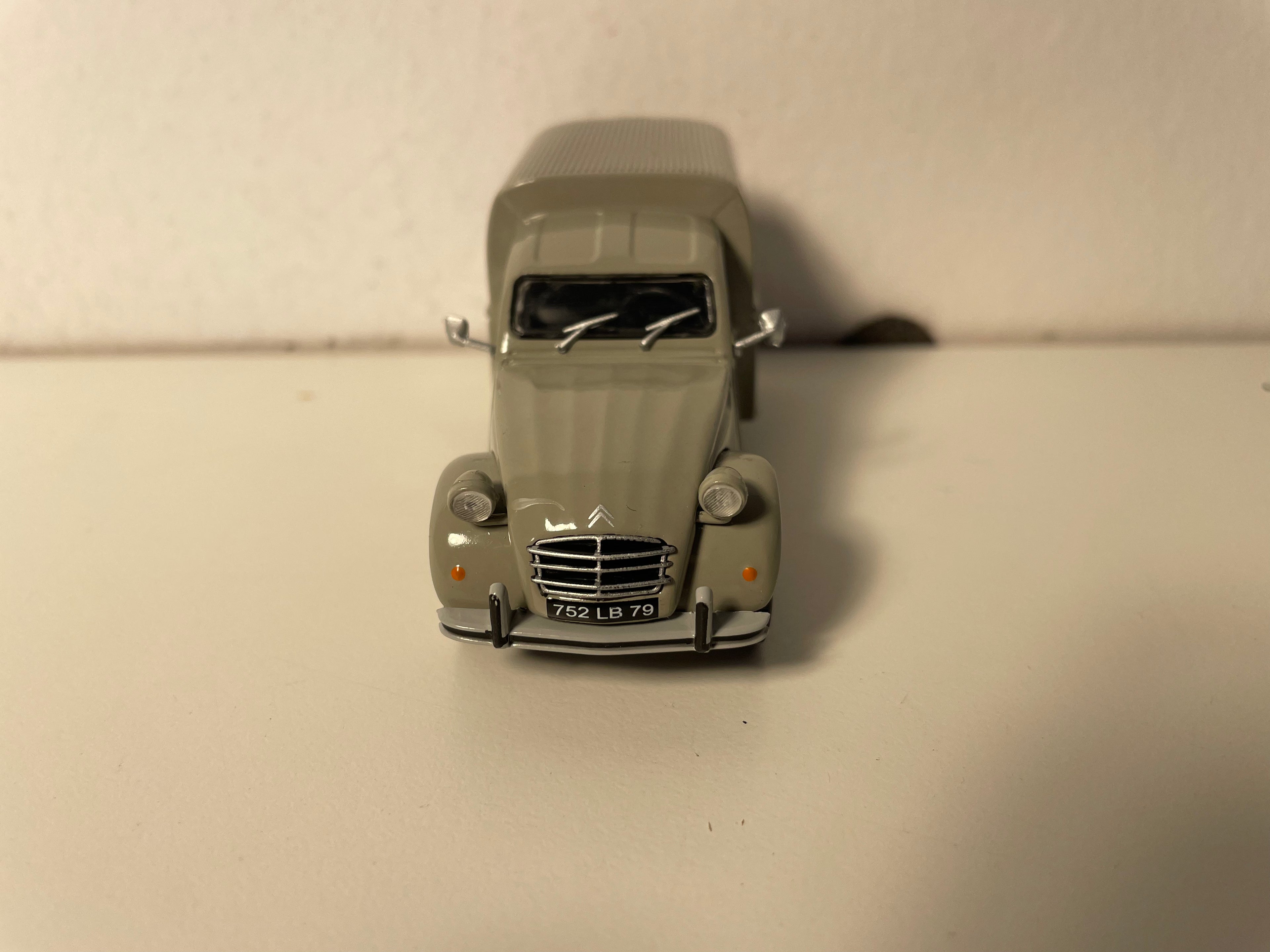 Citroën 2 CV Furgonette hellgréis mat 2 Fënster hannen - Eligor (an Blister)