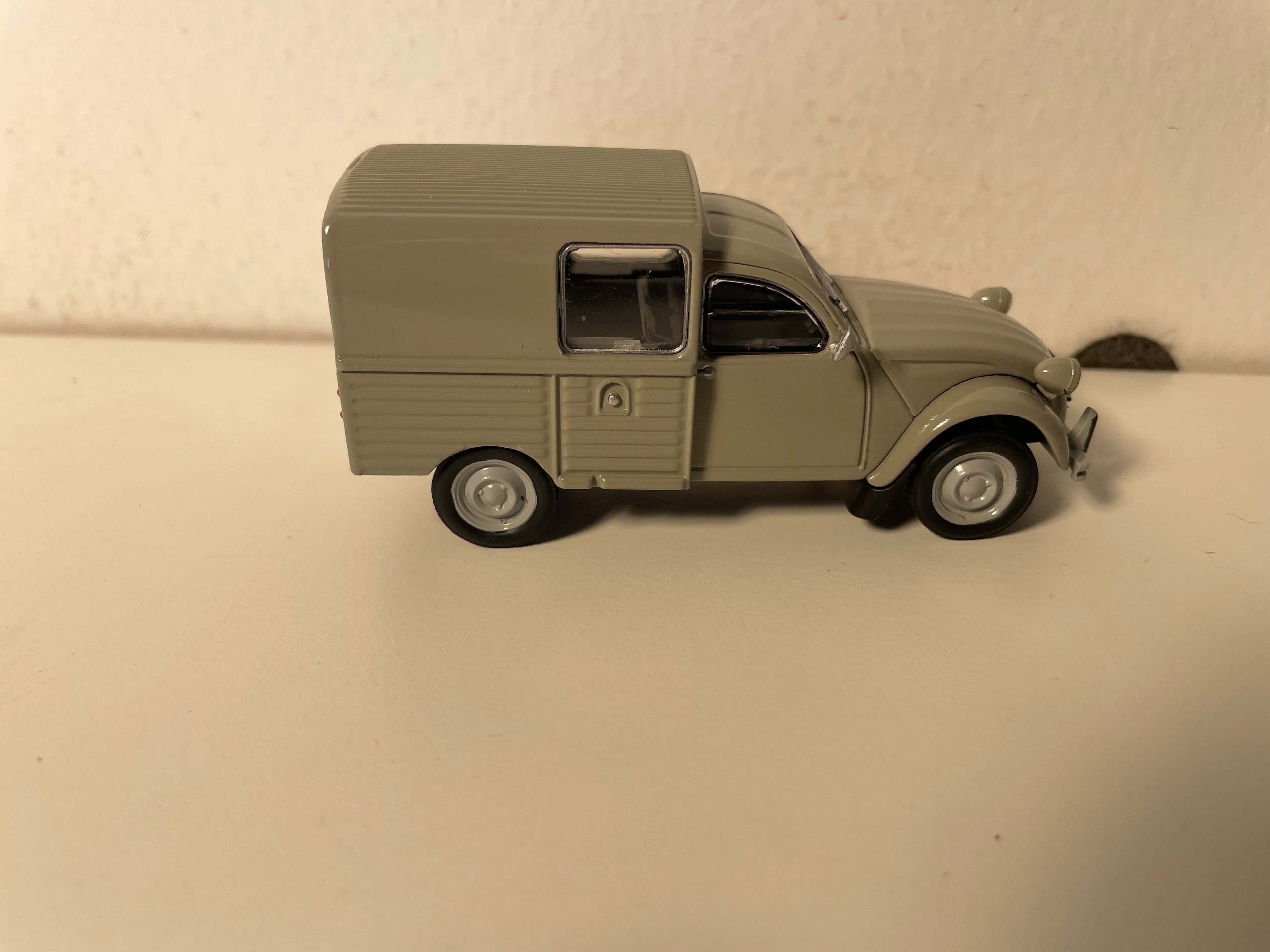 Citroën 2 CV Furgonette hellgréis mat 2 Fënster hannen - Eligor (an Blister)