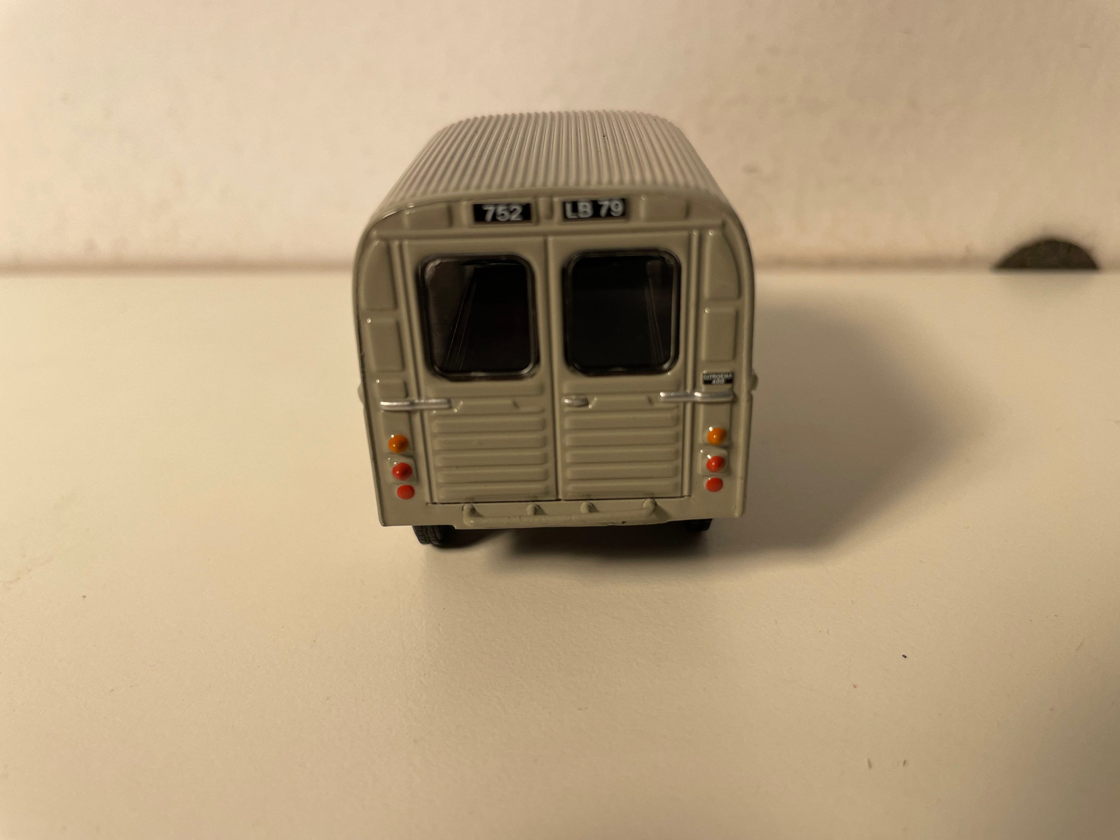 Citroën 2 CV Furgonette hellgréis mat 2 Fënster hannen - Eligor (an Blister)