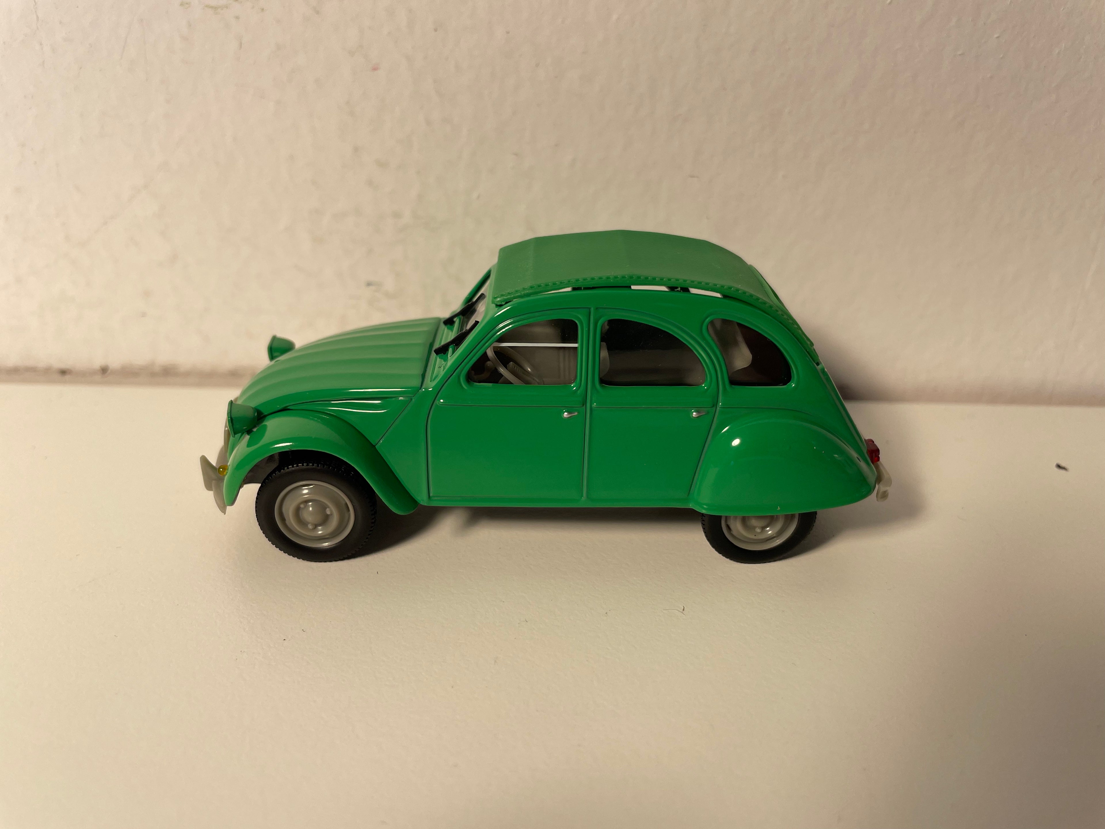 Citroën 2 CV 6 verte et toit vert - Norev (sous blister)
