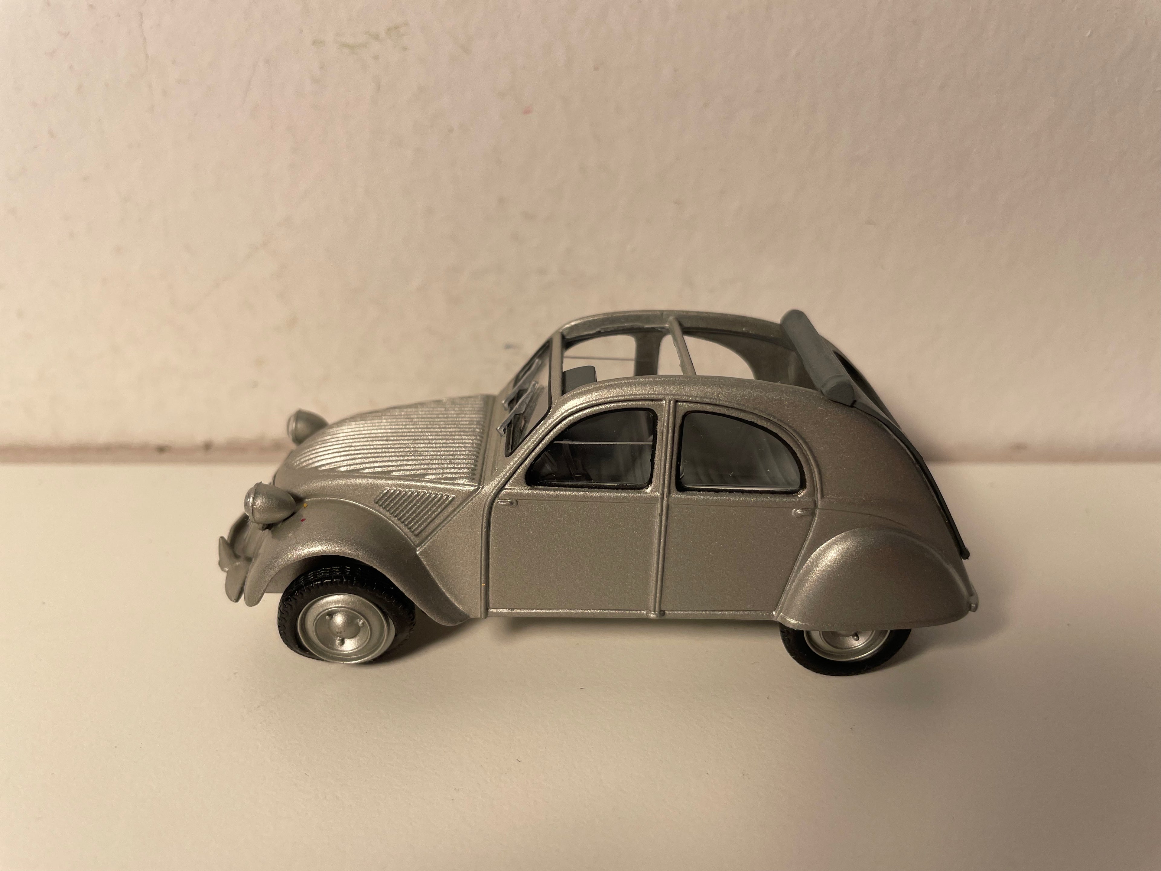 Citroën 2 CV grise de 1949 (sous blister) avec capote entièrement ouverte - avec 1949 sur plaques