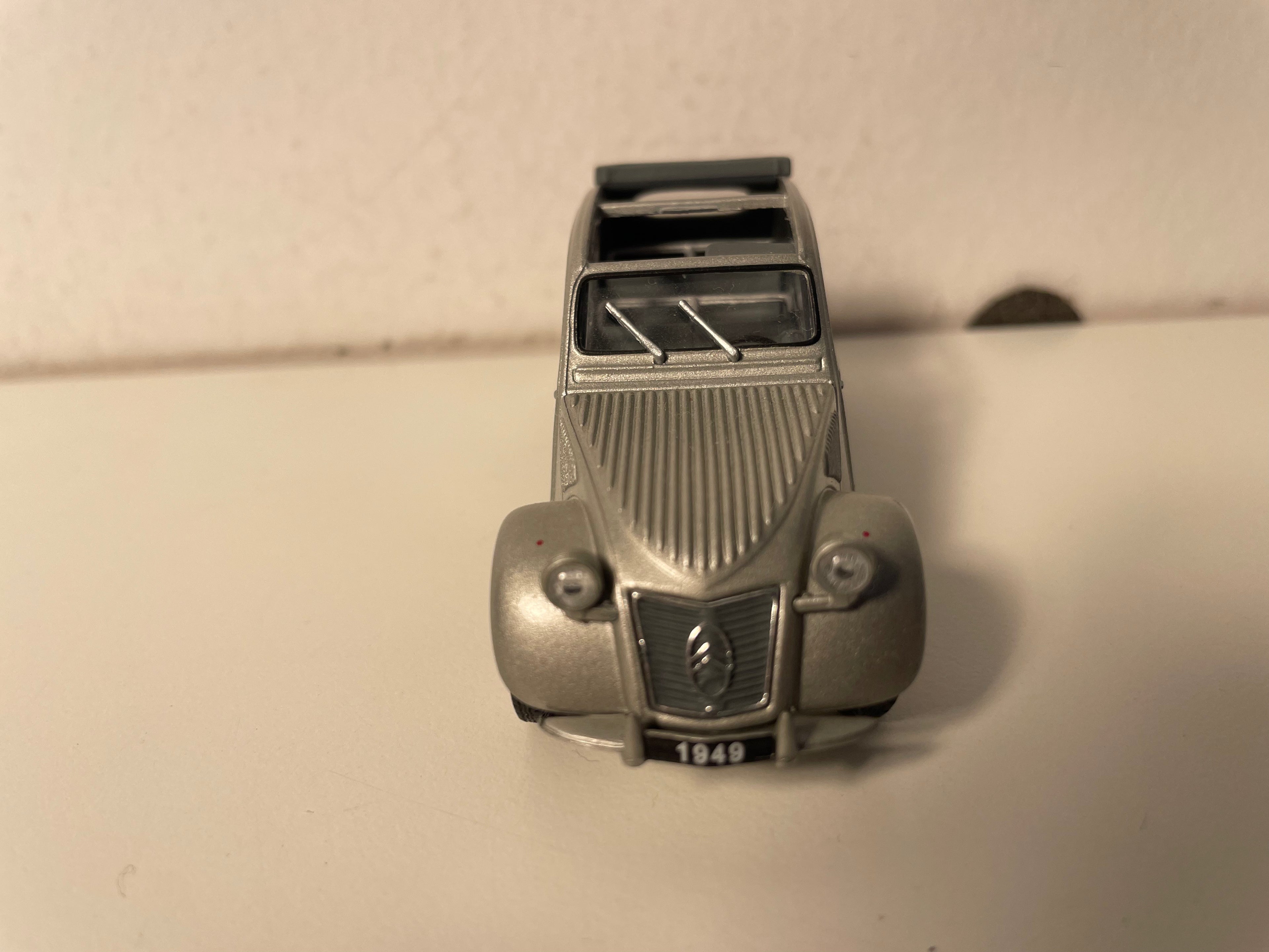 Citroën 2 CV grise de 1949 (sous blister) avec capote entièrement ouverte - avec 1949 sur plaques