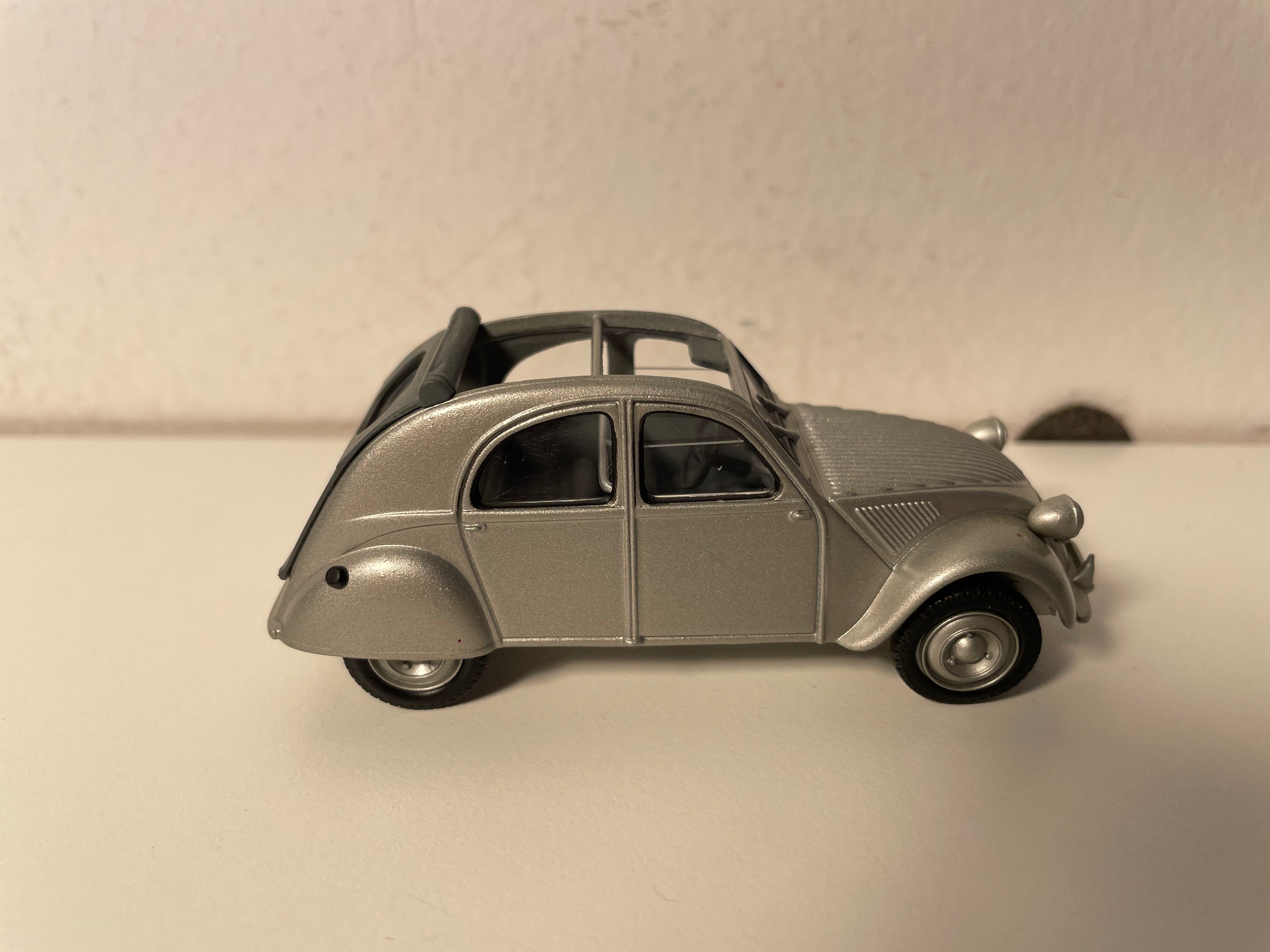 Citroën 2 CV grise de 1949 (sous blister) avec capote entièrement ouverte - avec 1949 sur plaques