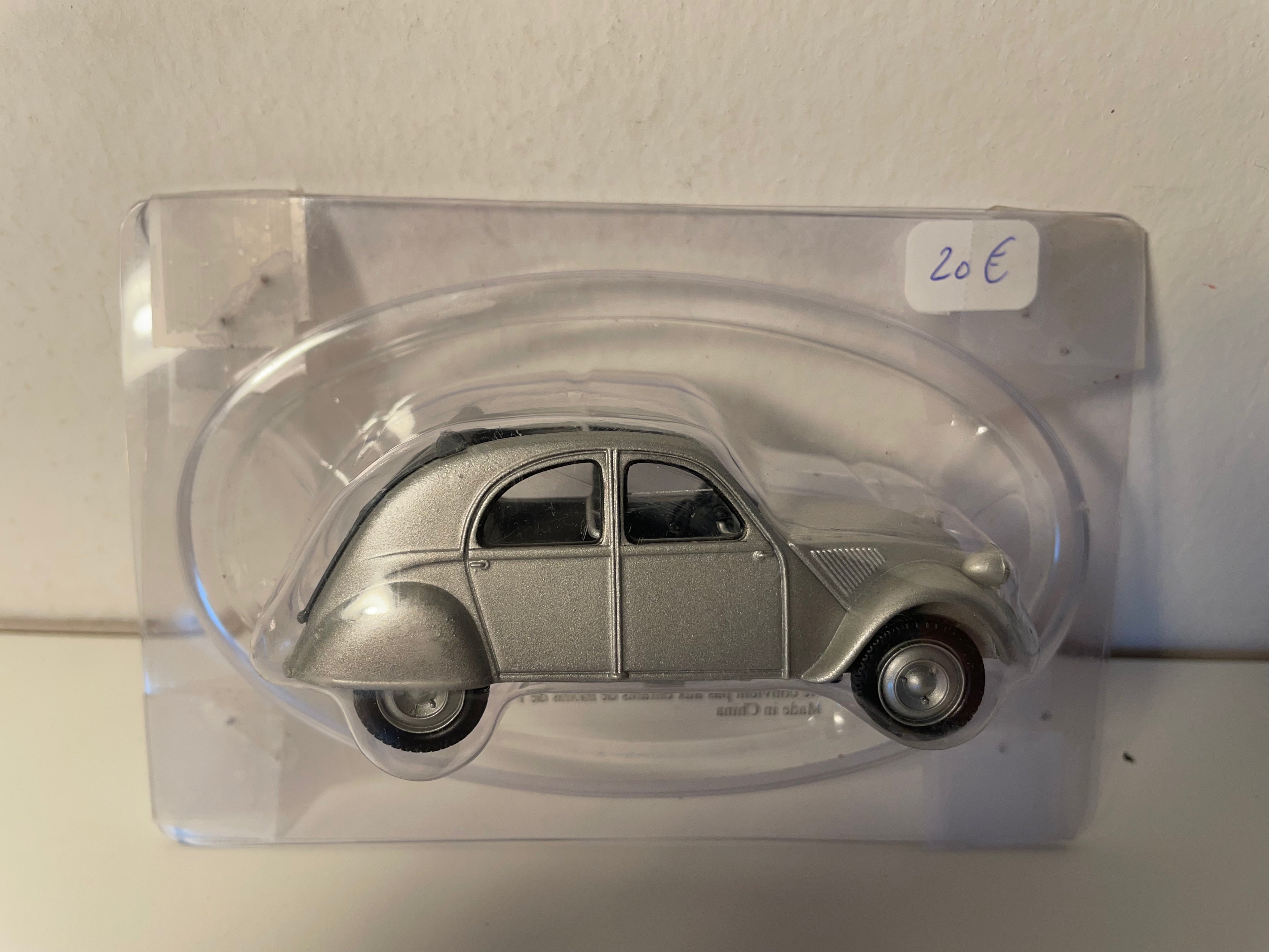 Citroën 2 CV grise de 1949 (sous blister) avec capote entièrement ouverte - avec 1949 sur plaques