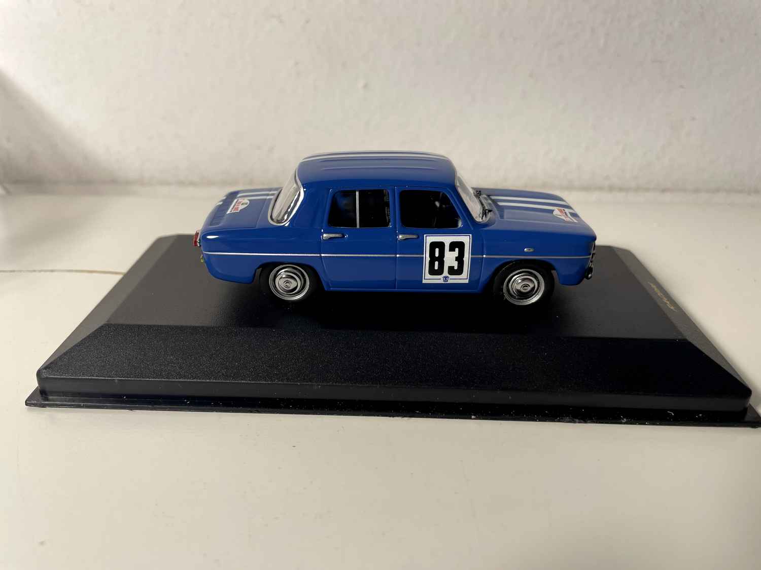 Renault 8 Gordini niebieska numer 83 - Tour de Corse 1966 - IXO referencja RAC096