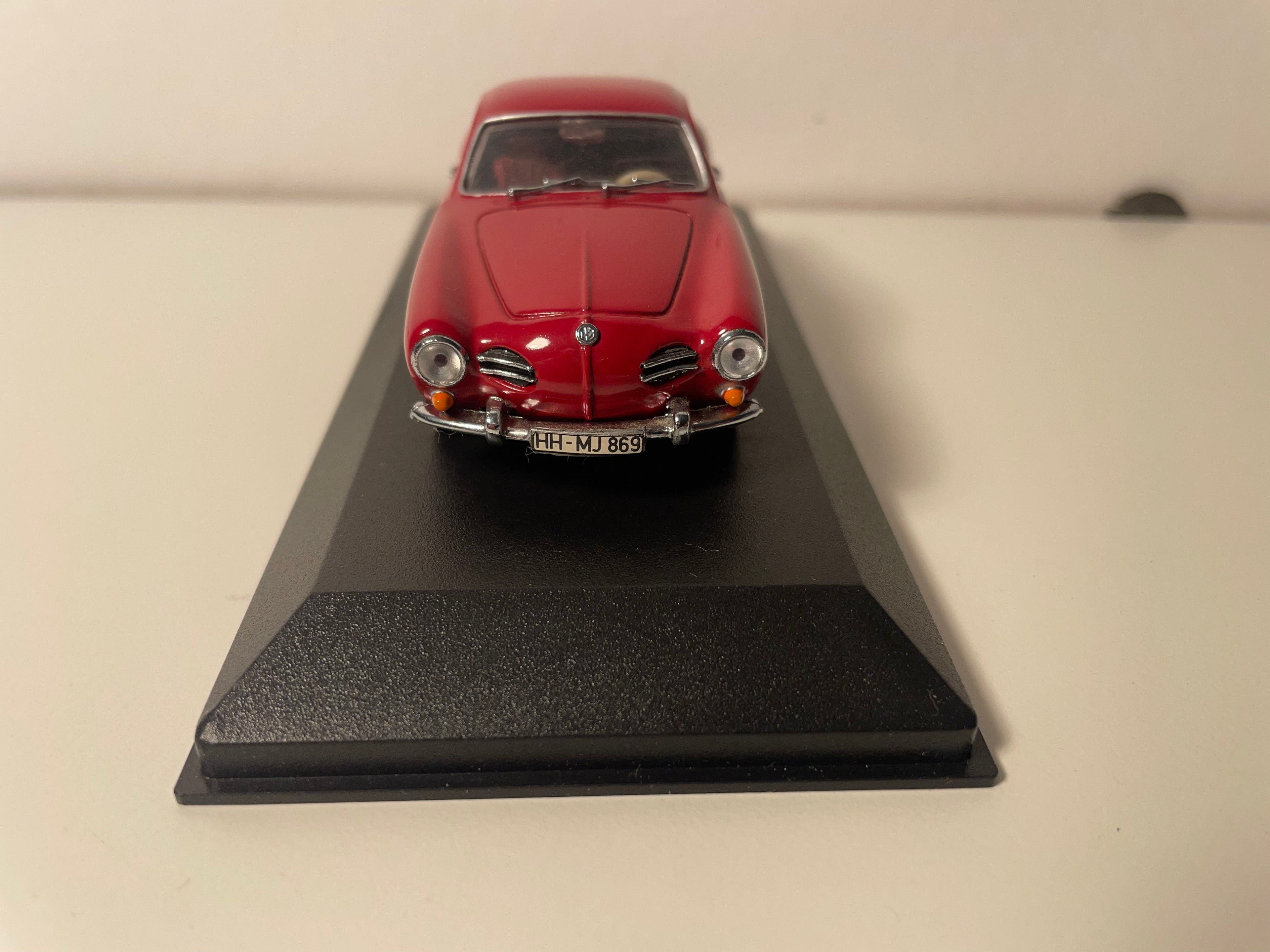 Volkswagen Karmann Ghia coupé rojo oscuro/burdeos? - Minichamp referencia 5002