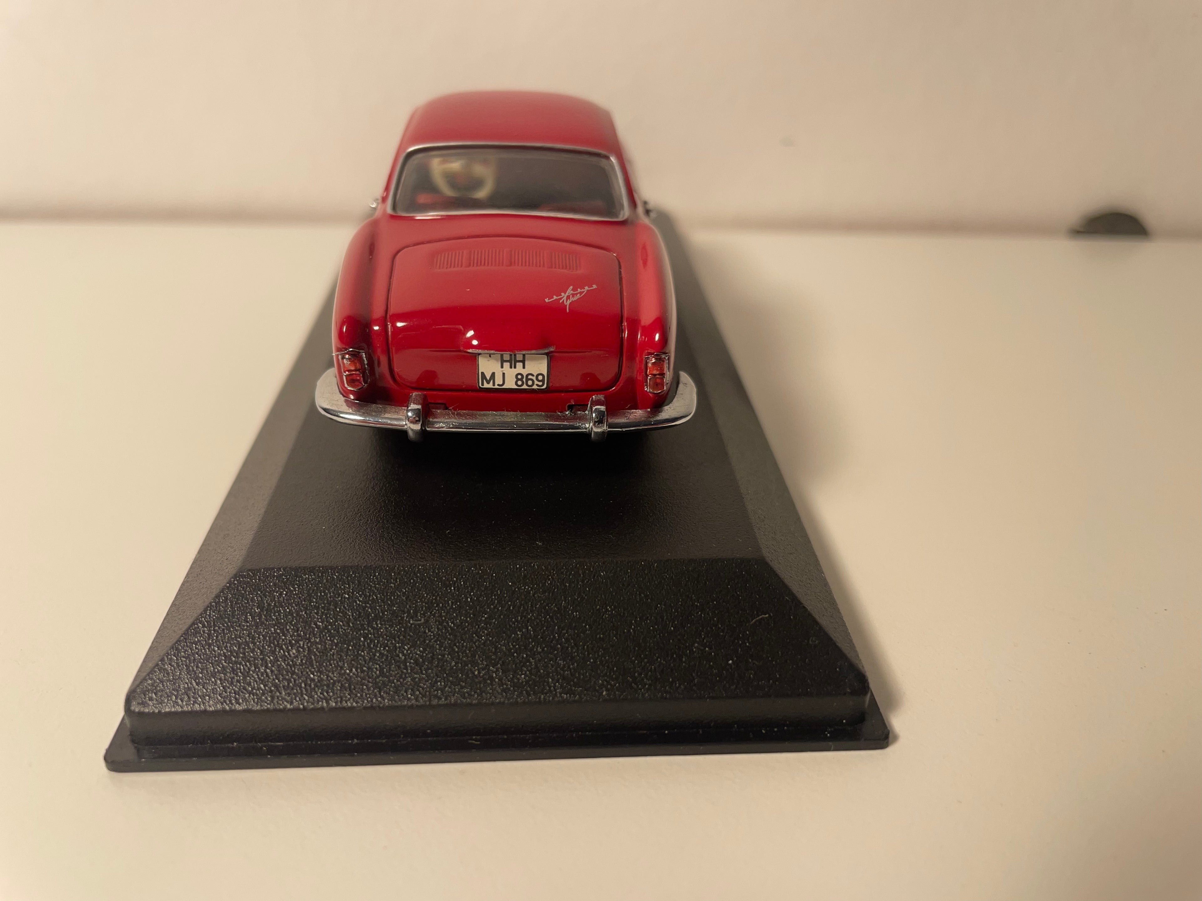 Volkswagen Karmann Ghia coupé rojo oscuro/burdeos? - Minichamp referencia 5002