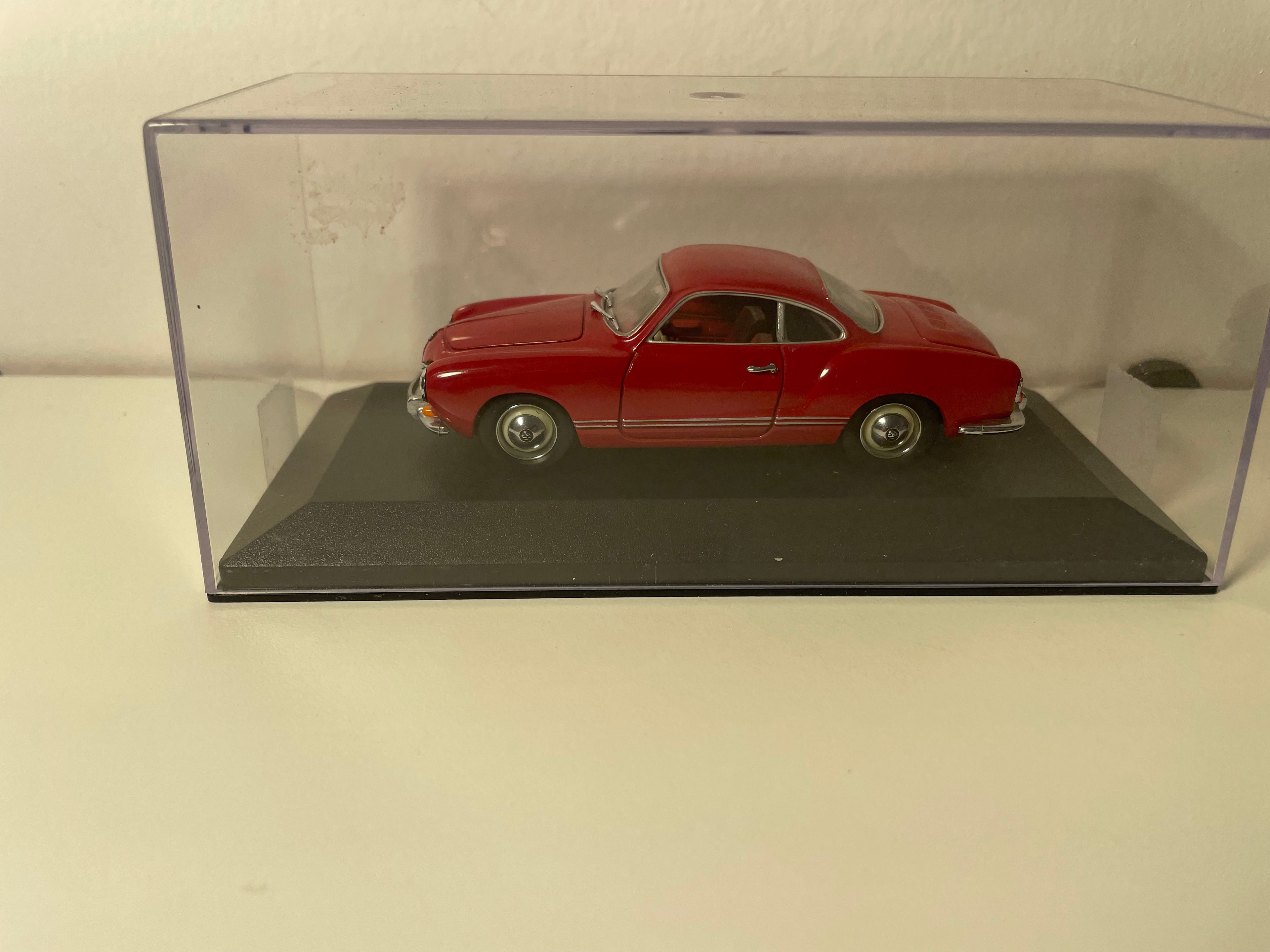 Volkswagen Karmann Ghia coupé rojo oscuro/burdeos? - Minichamp referencia 5002