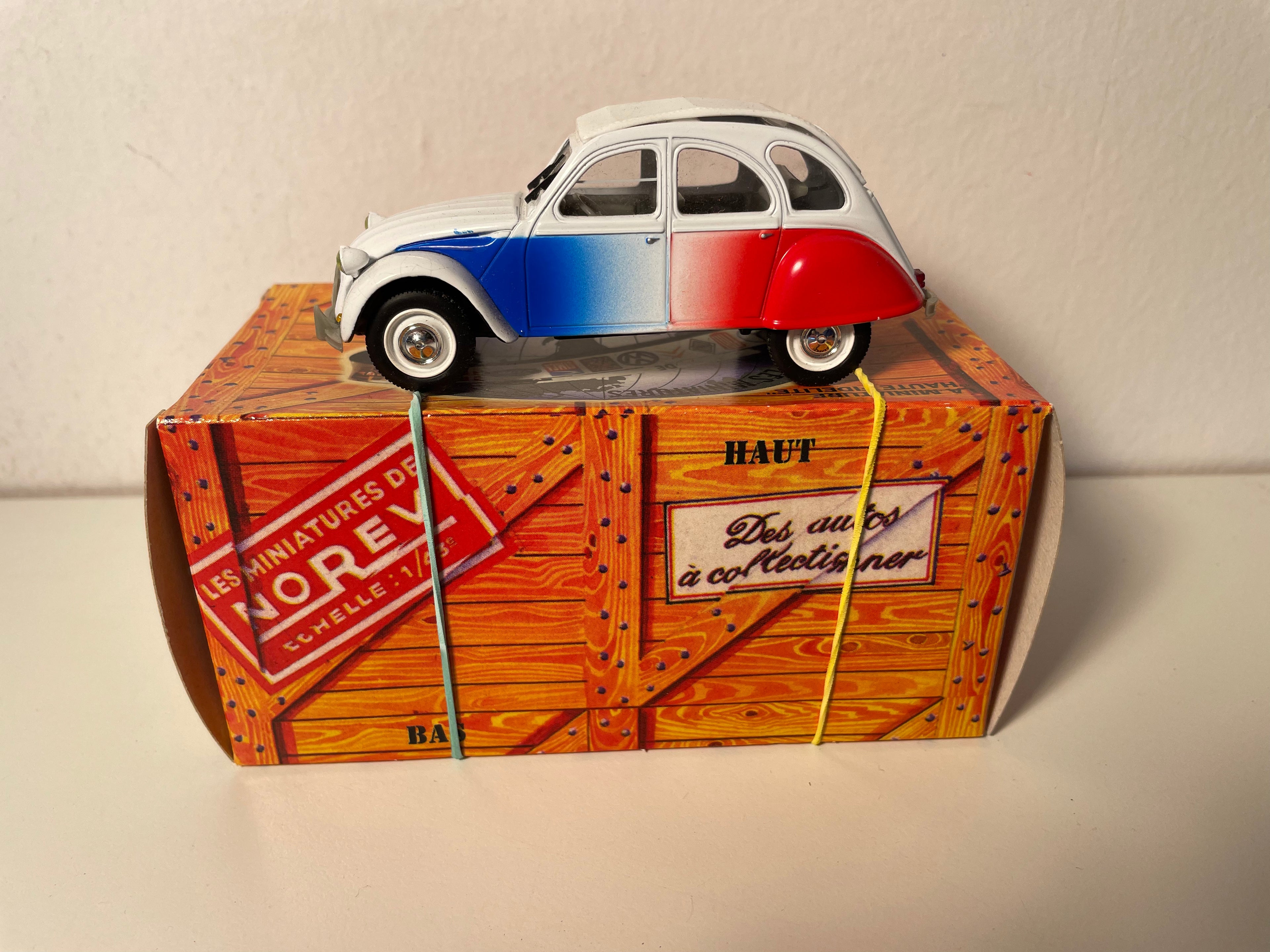 Citroën 2 CV 6 COCORICO bleue, blanc et rouge - Norev
