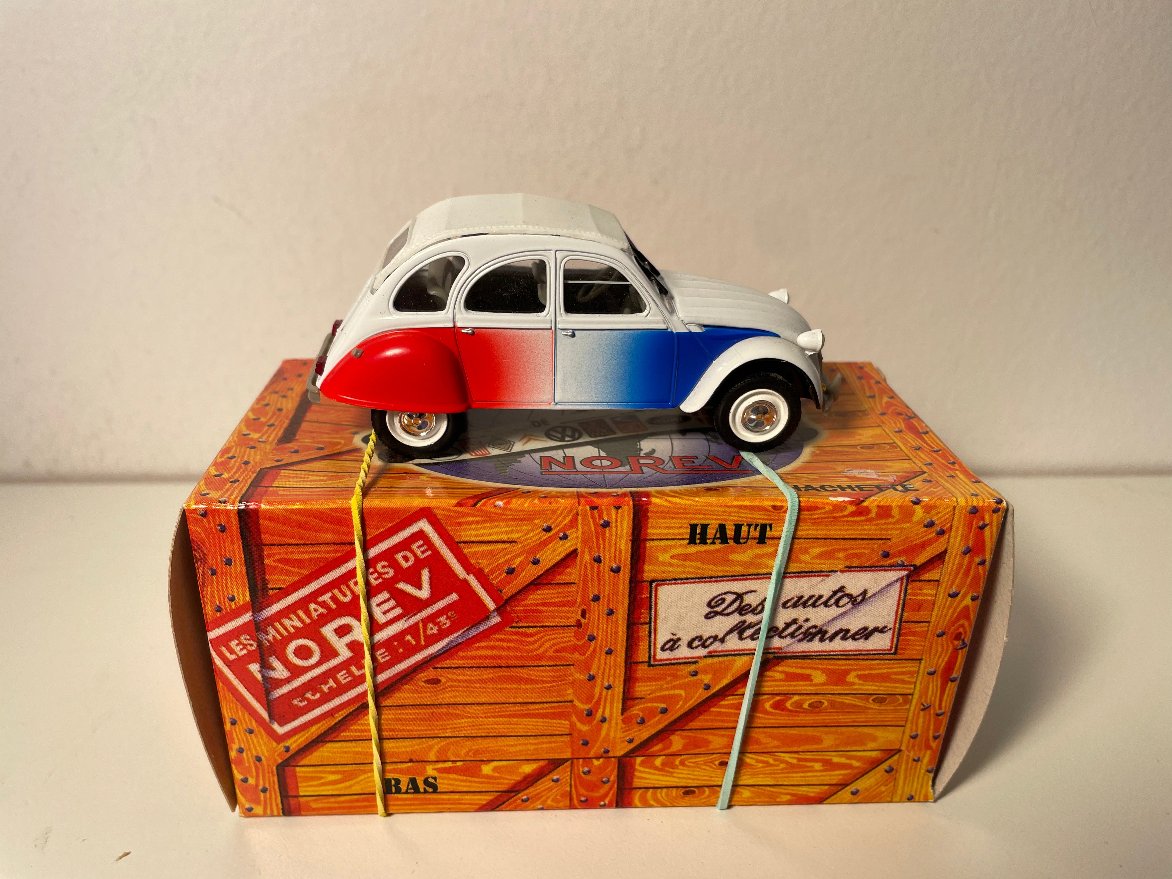 Citroën 2 CV 6 COCORICO bleue, blanc et rouge - Norev