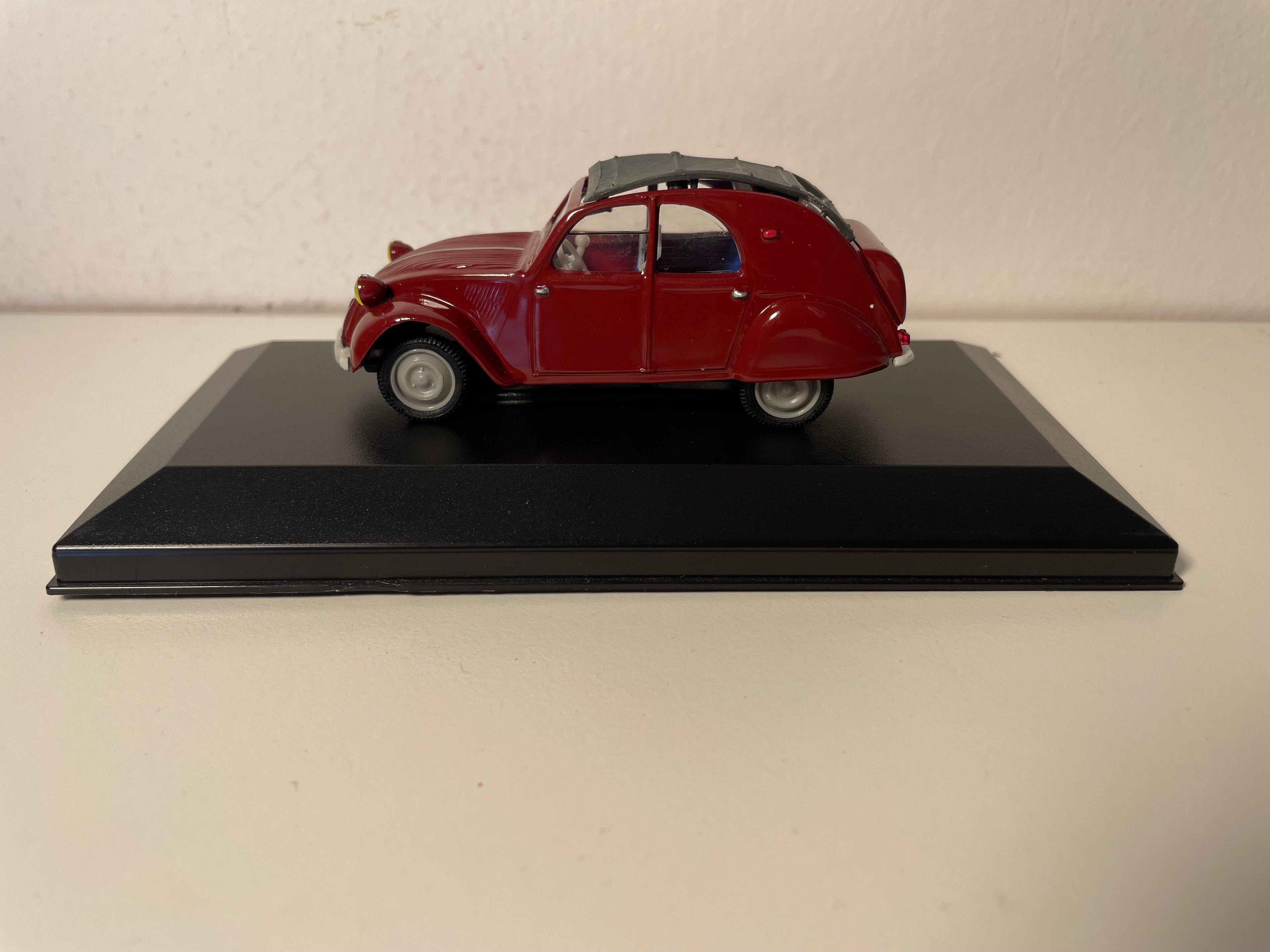 Citroën 2 CV AZLM bordeaux DE 1958 avec coffre malle - Norev (voiture rajoutée sur un socle)