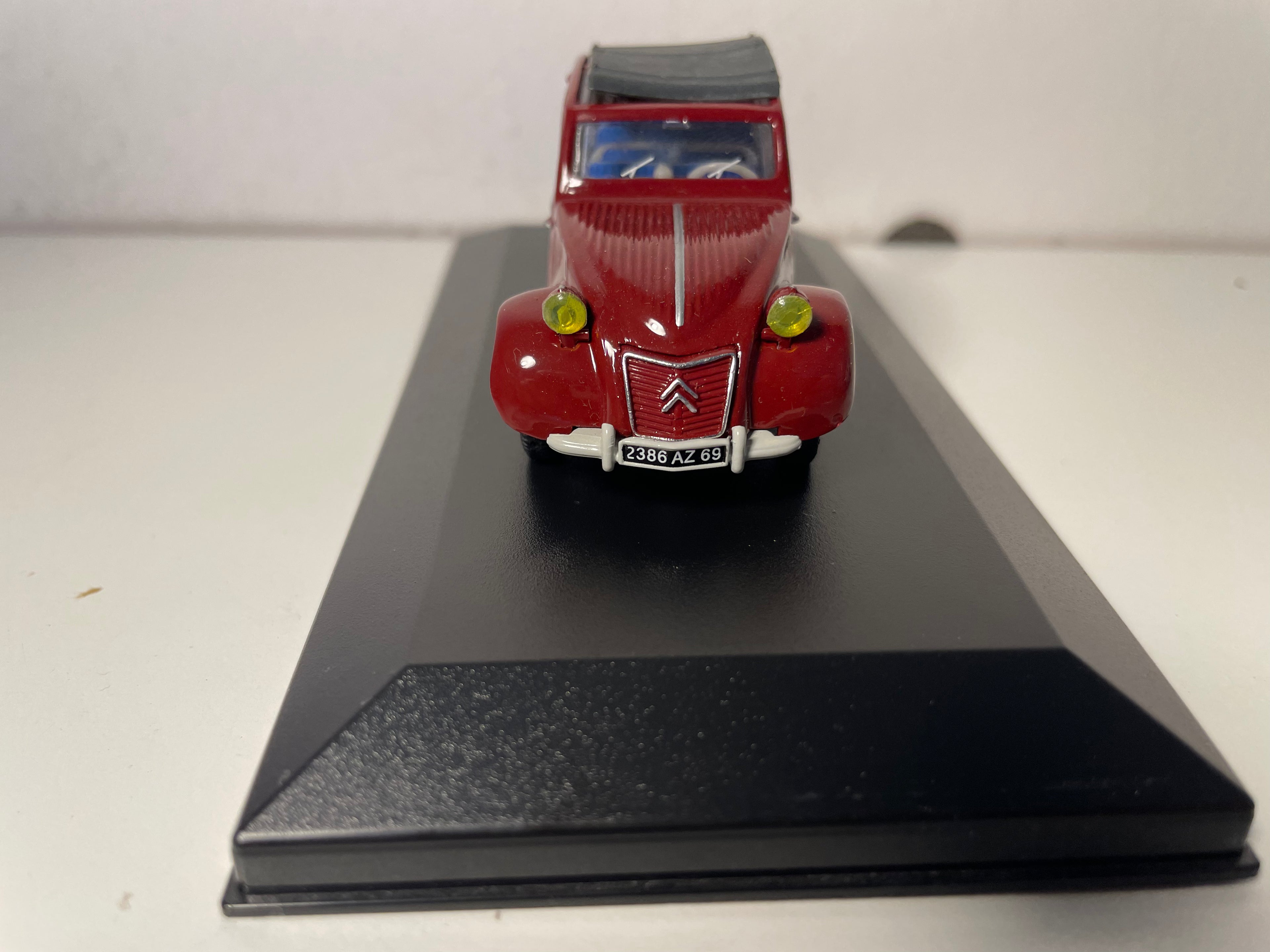 Citroën 2 CV AZLM bordeaux DE 1958 avec coffre malle - Norev (voiture rajoutée sur un socle)