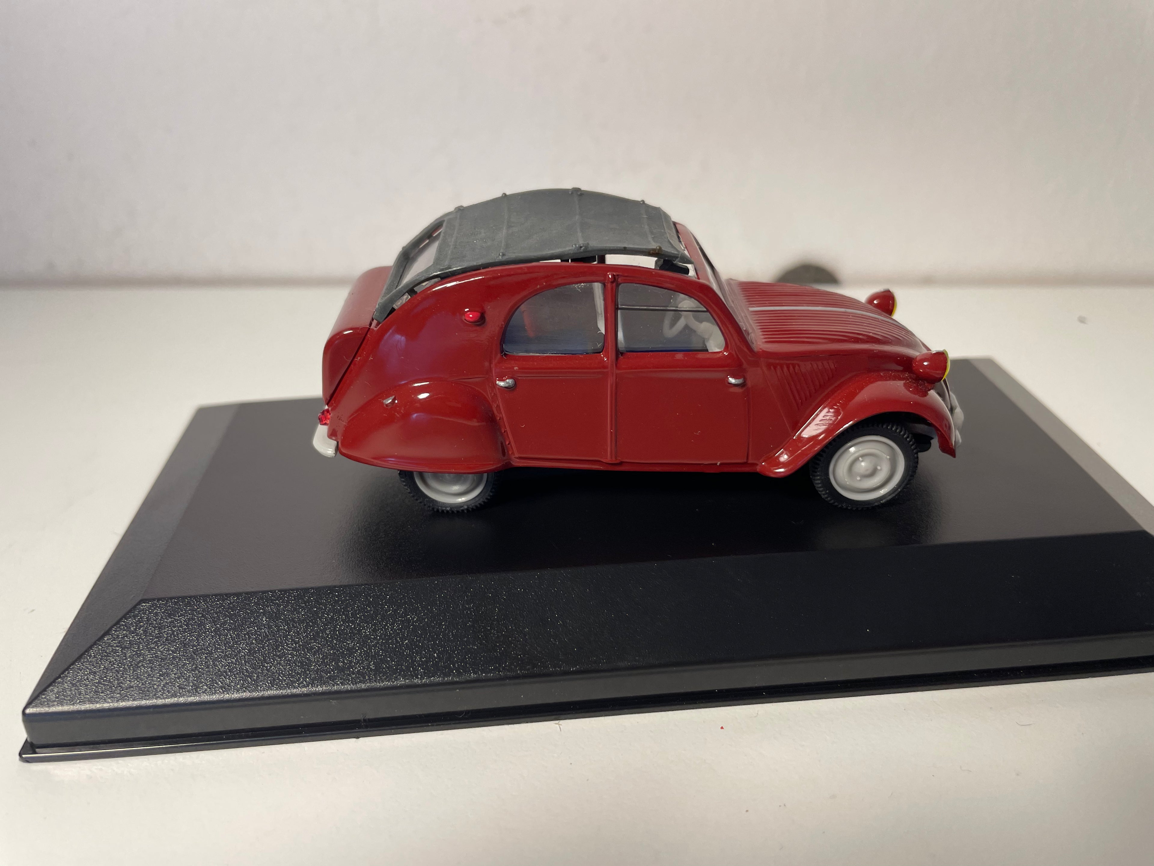 Citroën 2 CV AZLM bordeaux DE 1958 avec coffre malle - Norev (voiture rajoutée sur un socle)