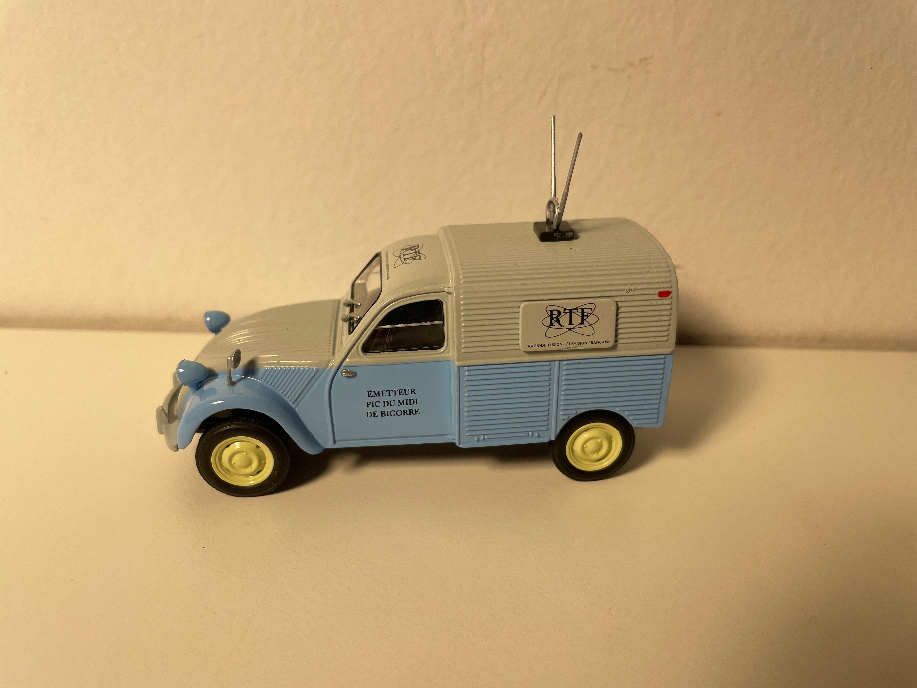 Citroën 2 CV furgonette blo an gëll RTF (emetteur Pic du Midi de Bigorre) - Eligor (an Blister)