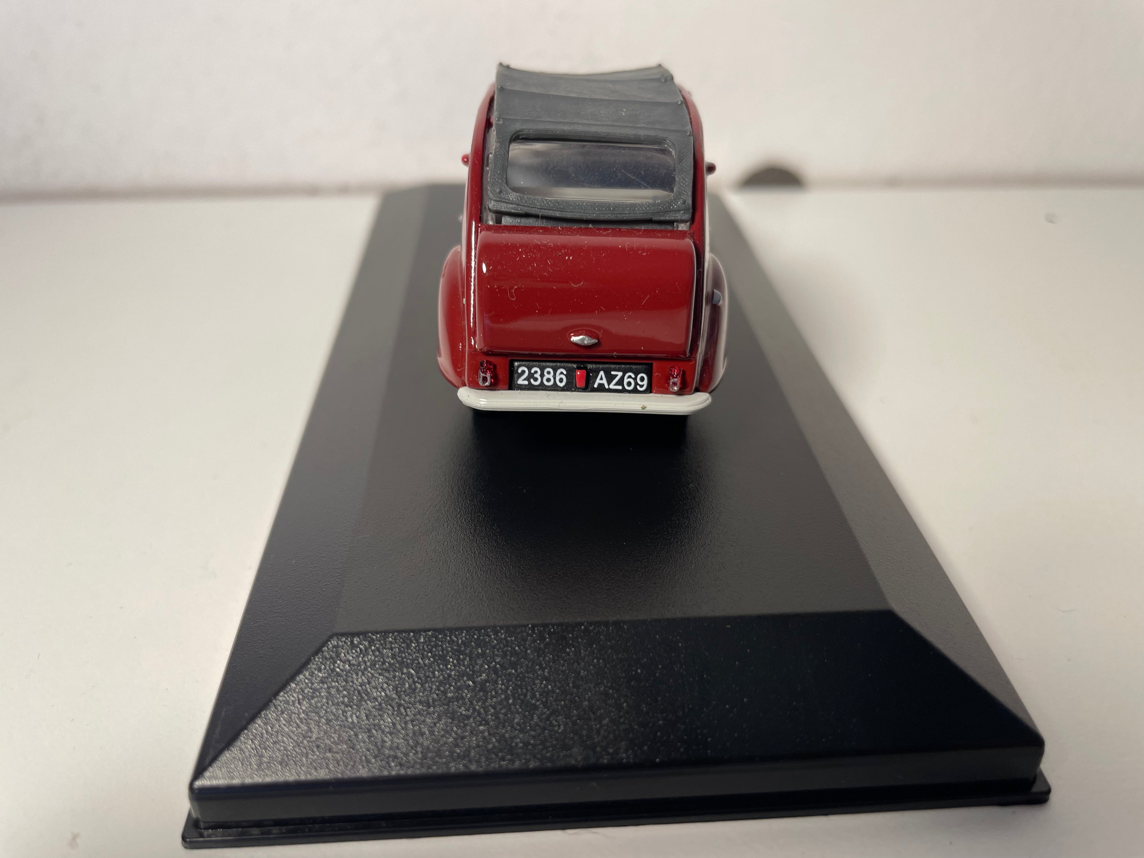 Citroën 2 CV AZLM bordeaux DE 1958 avec coffre malle - Norev (voiture rajoutée sur un socle)