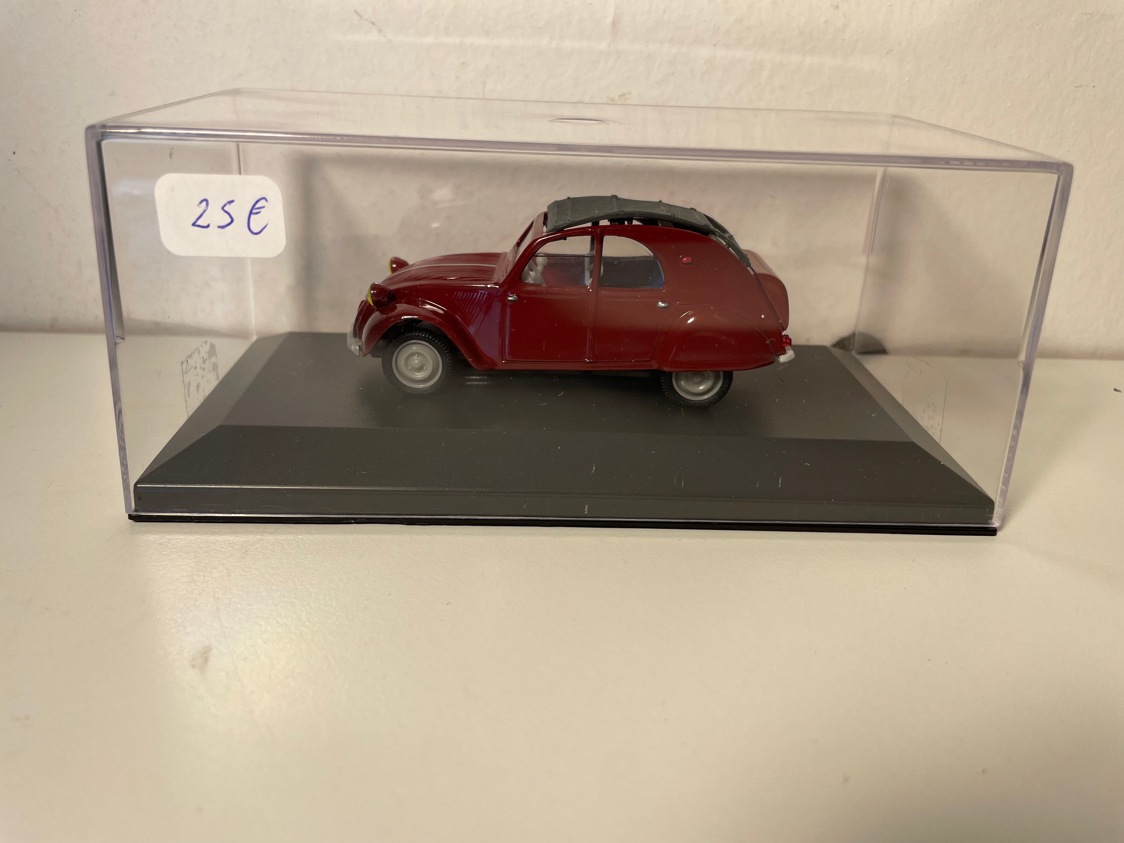 Citroën 2 CV AZLM bordeaux DE 1958 com porta-malas - Norev (carro adicionado em uma base)