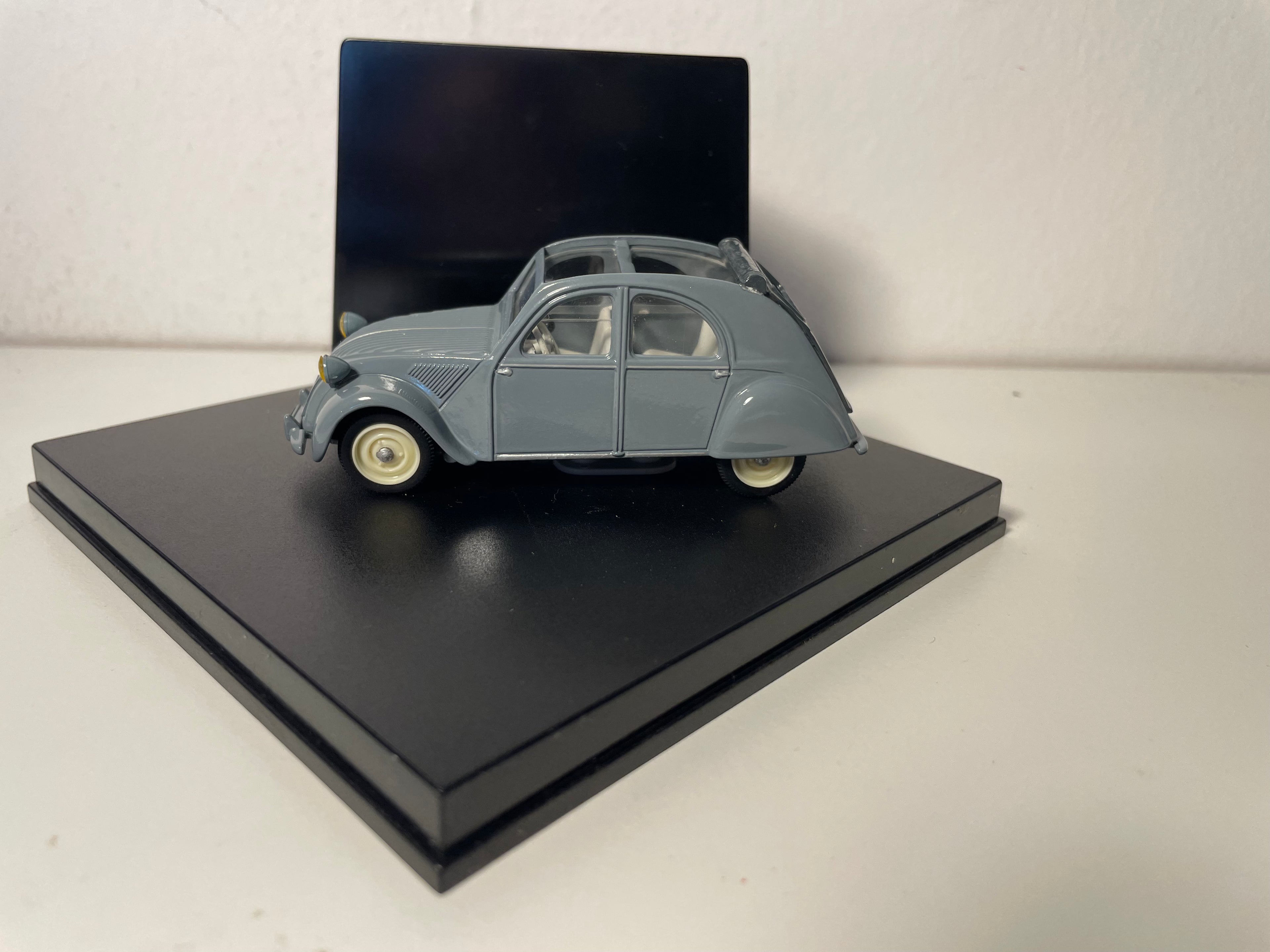 Citroën 2 CV sombert mat ganz ausgebretttem Dack - Vitesse (quadrates Kësch)