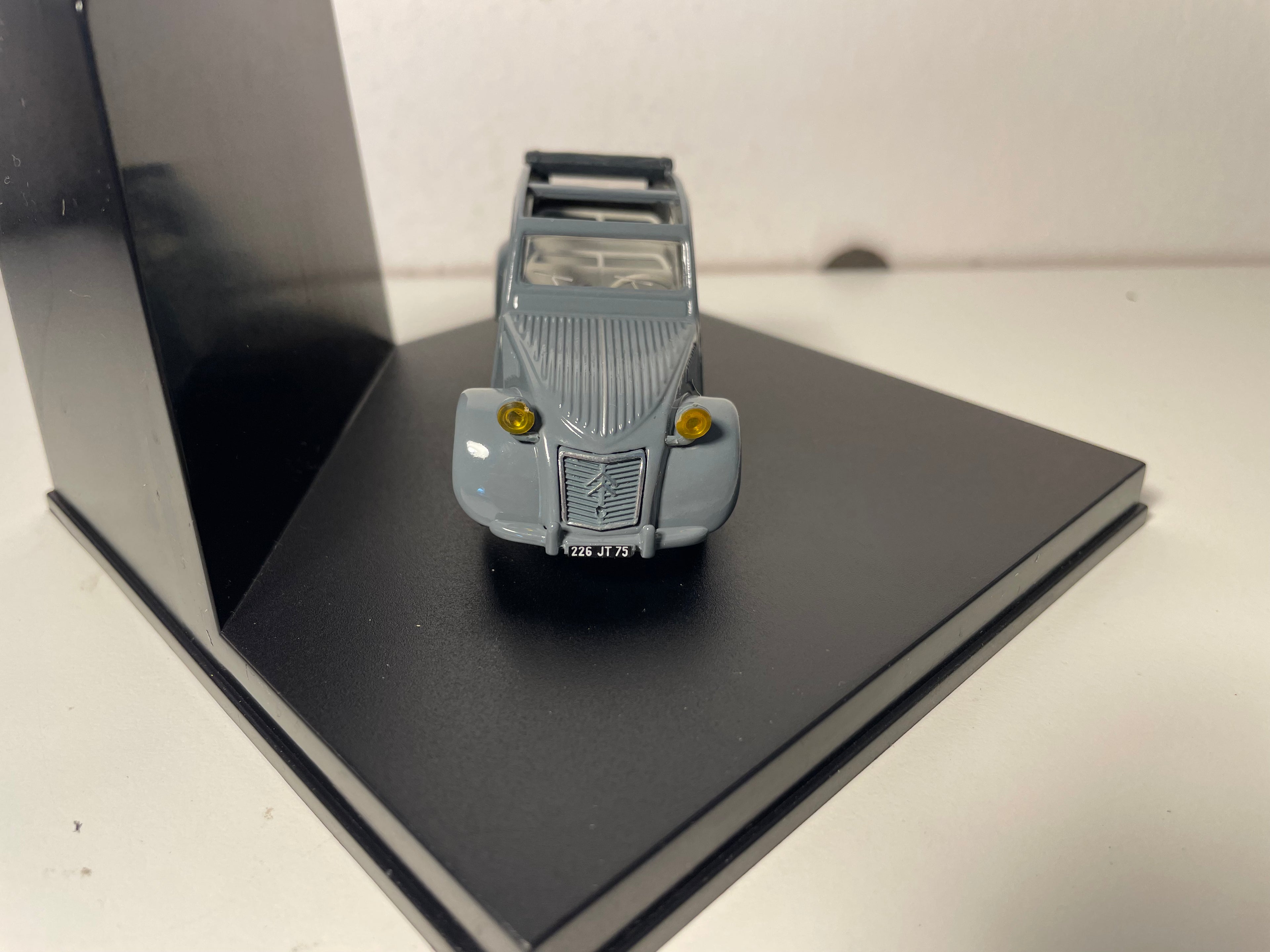 Citroën 2 CV sombert mat ganz ausgebretttem Dack - Vitesse (quadrates Kësch)