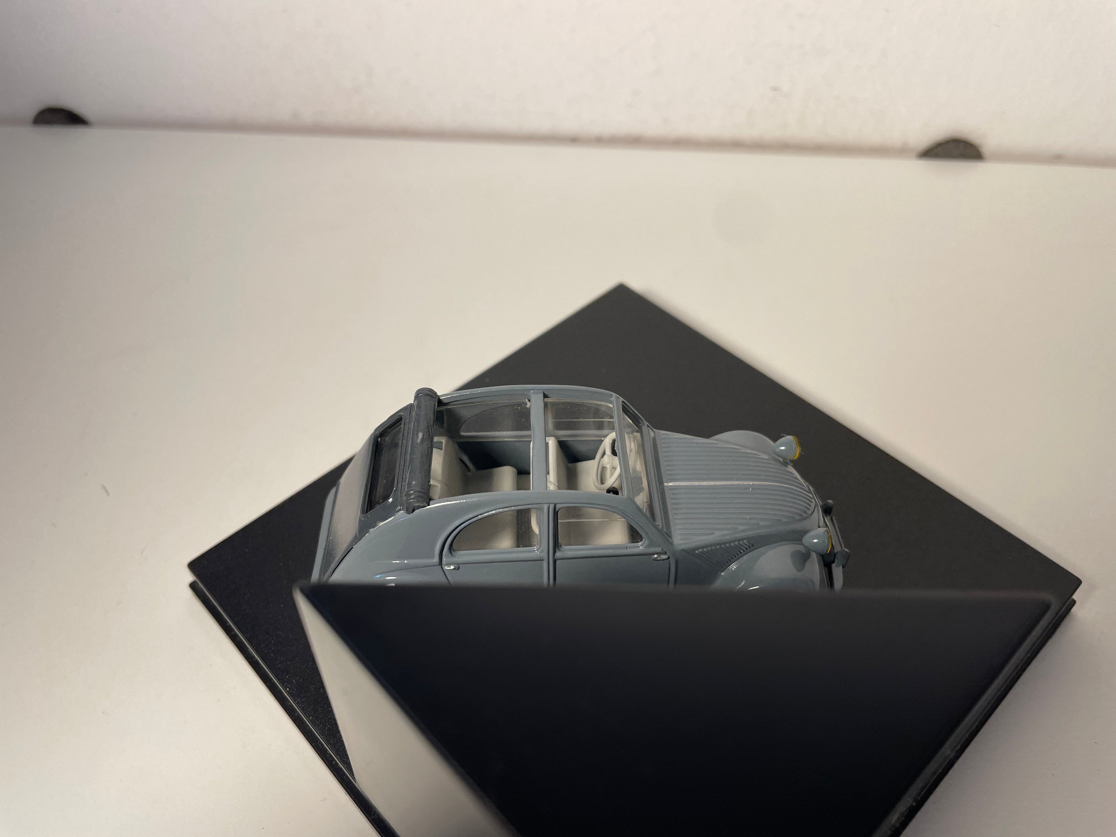 Citroën 2 CV sombert mat ganz ausgebretttem Dack - Vitesse (quadrates Kësch)