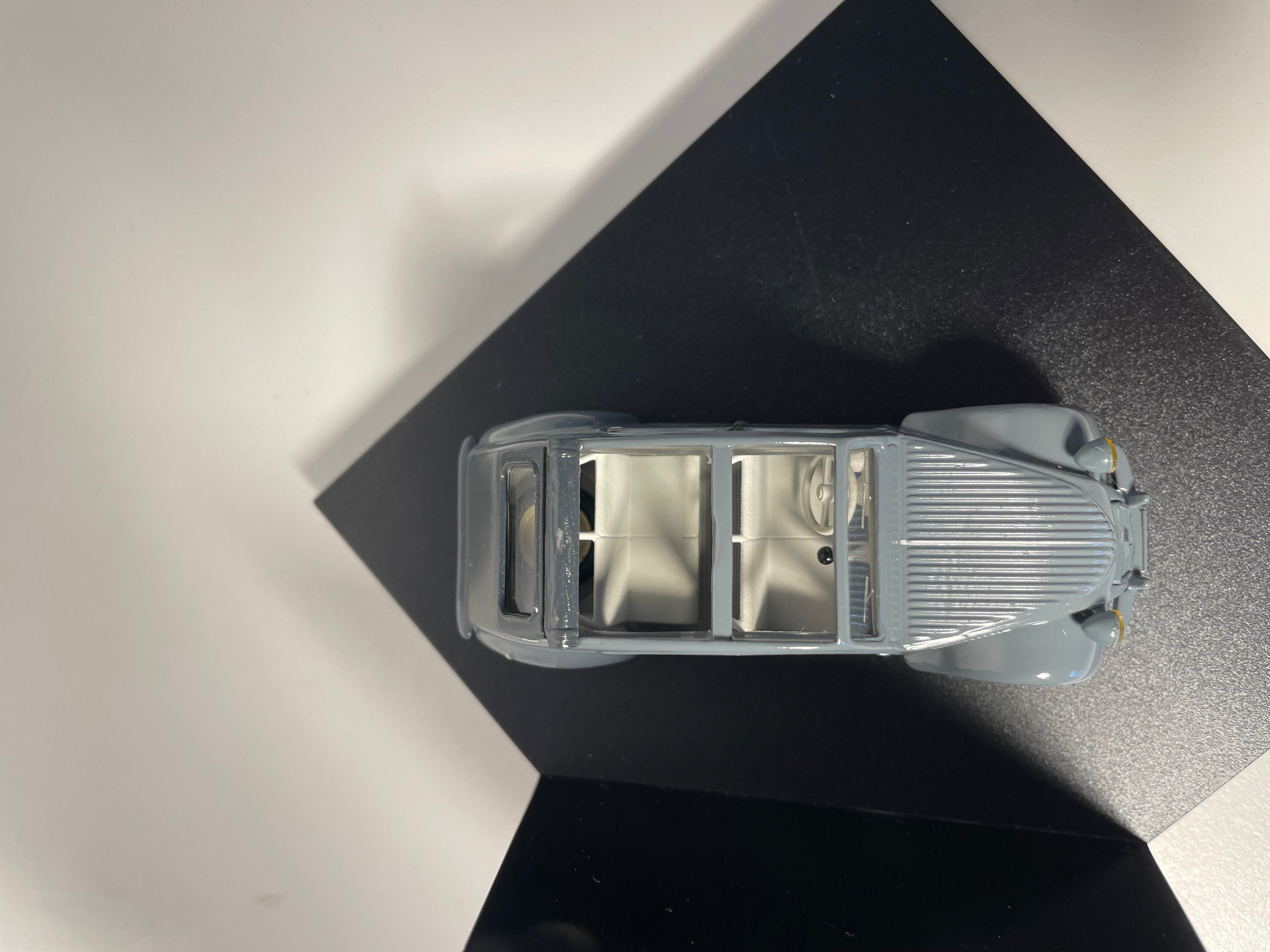 Citroën 2 CV sombert mat ganz ausgebretttem Dack - Vitesse (quadrates Kësch)
