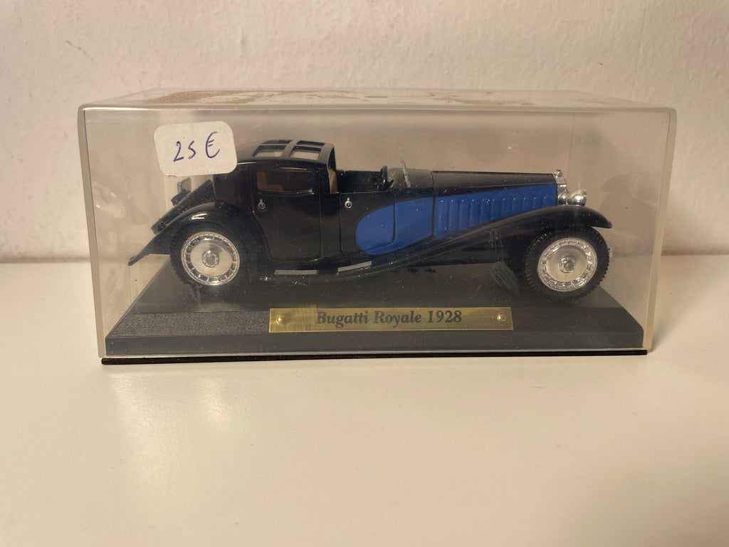 Bugatti Royale bleue et noire de 1928 (avec le nom sur plaque dorée fixée sur le socle)