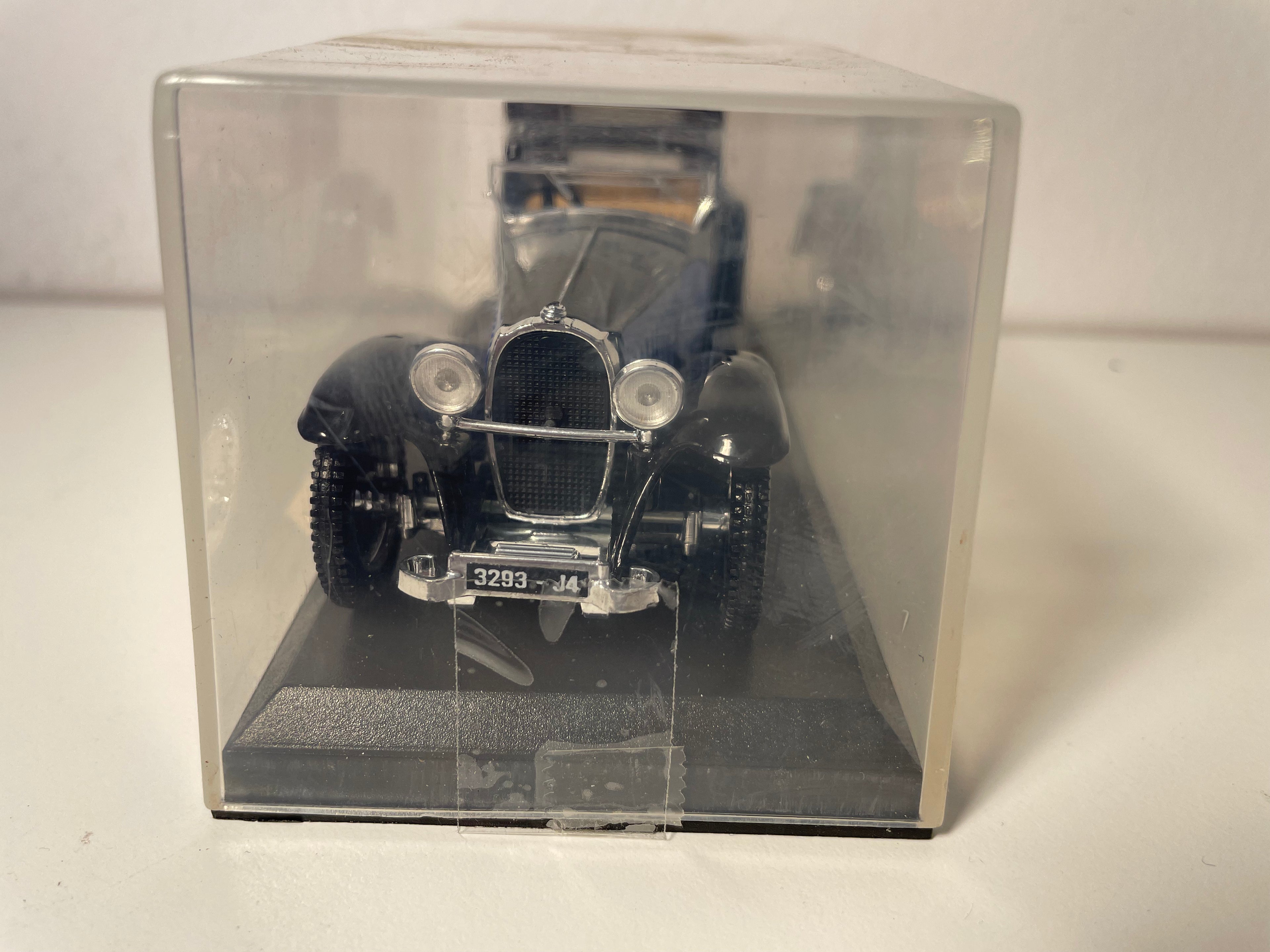 1928 blo-schwaarz Bugatti Royale (mat engem Nummschëld op enger gëllener Plack um Fouss)
