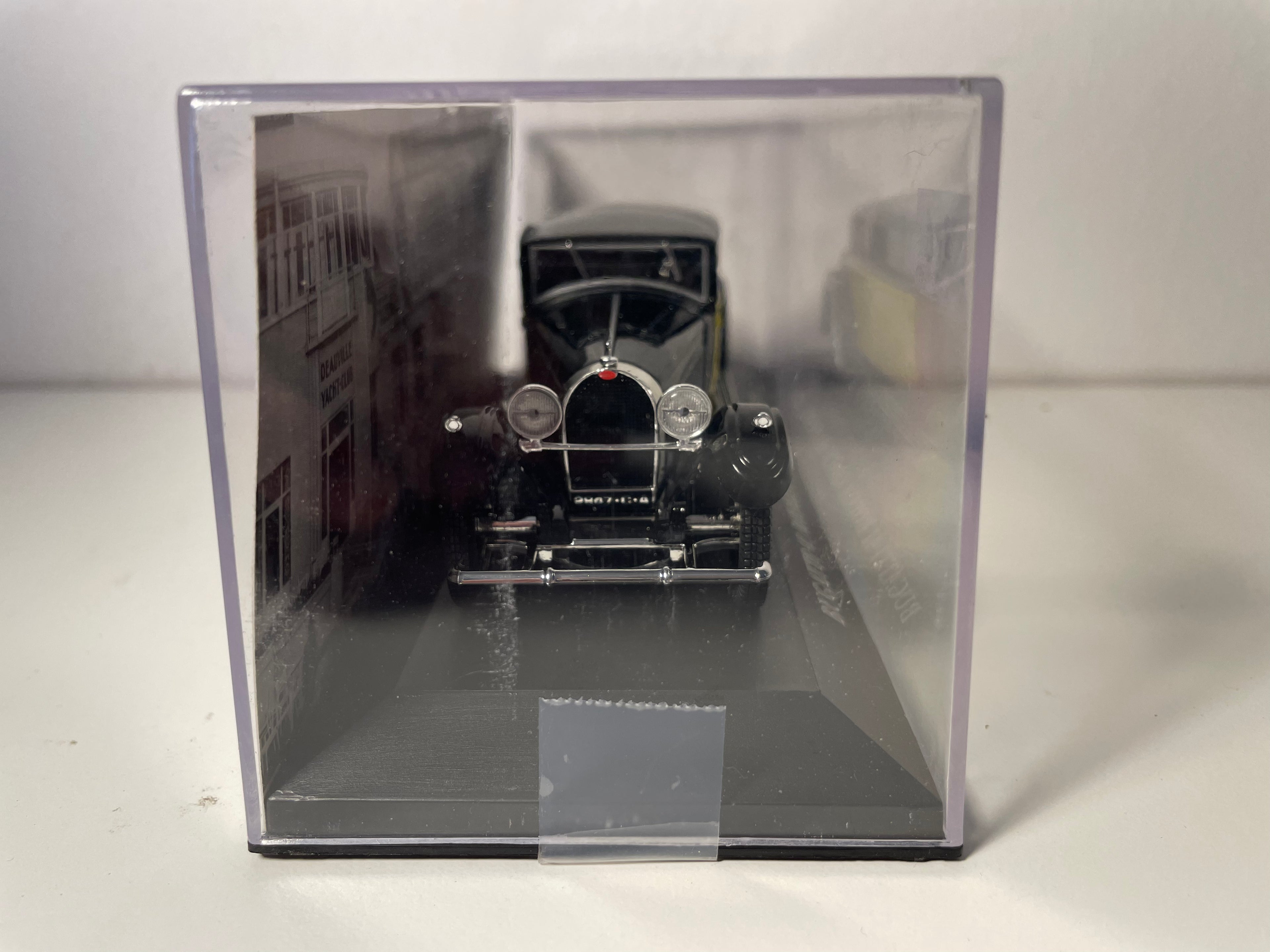 Giel a schwaarz Bugatti Typ 41 Royale Coach Weymann vun 1929