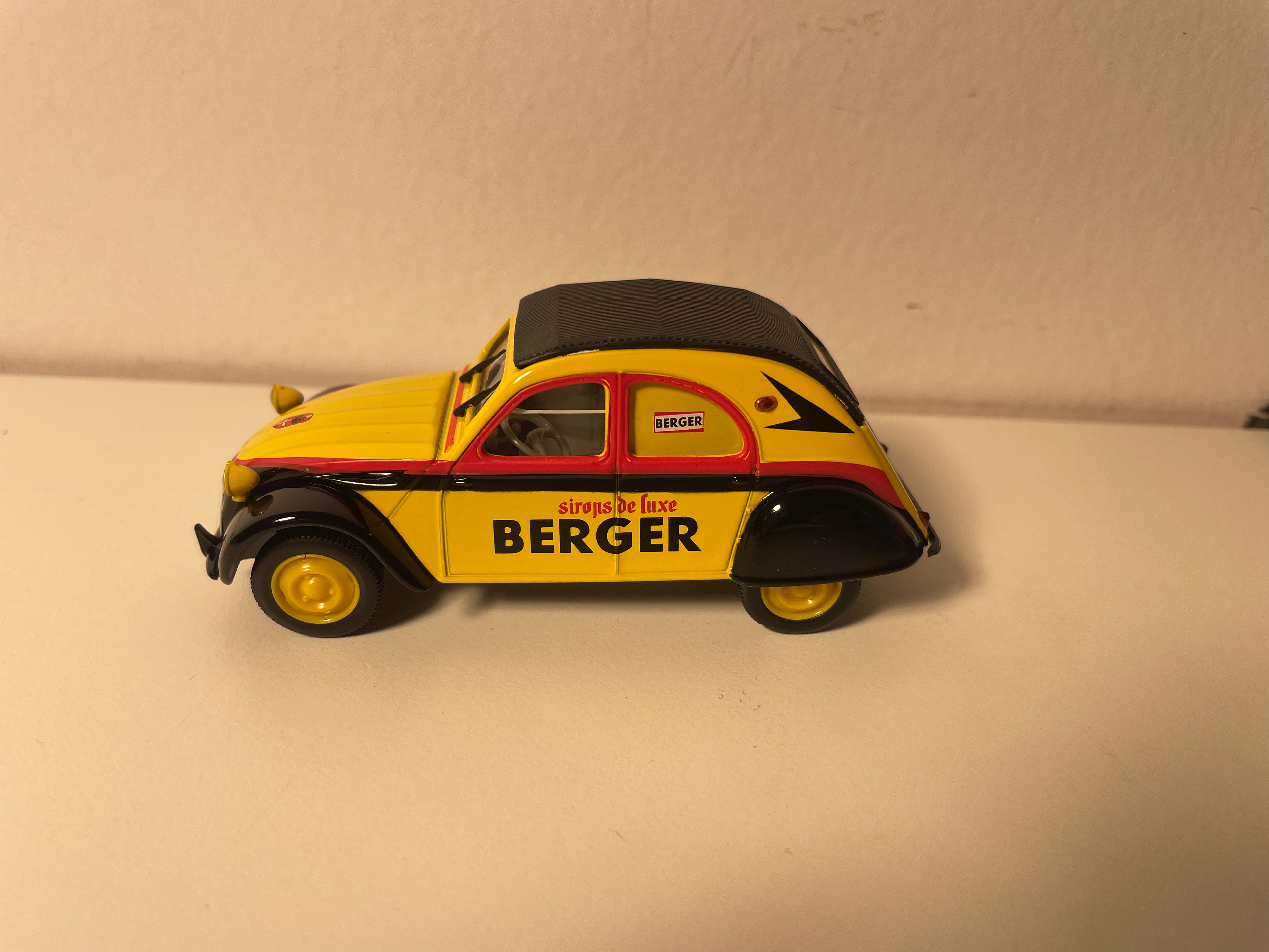 Citroën 2 CV AZLP gelb, schwarz und rot BERGER - Norev (in Blister)