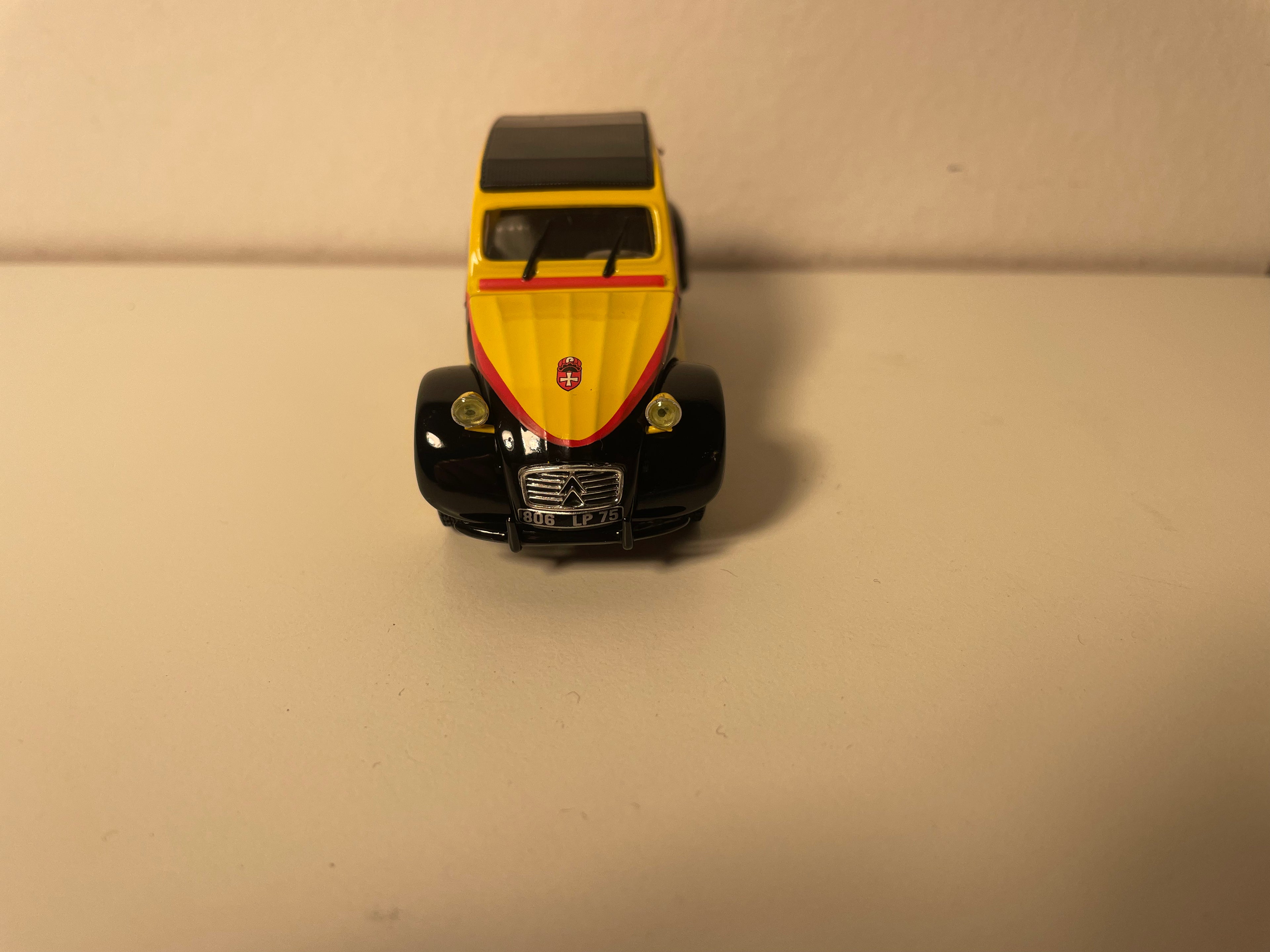 Citroën 2 CV AZLP gelb, schwarz und rot BERGER - Norev (in Blister)