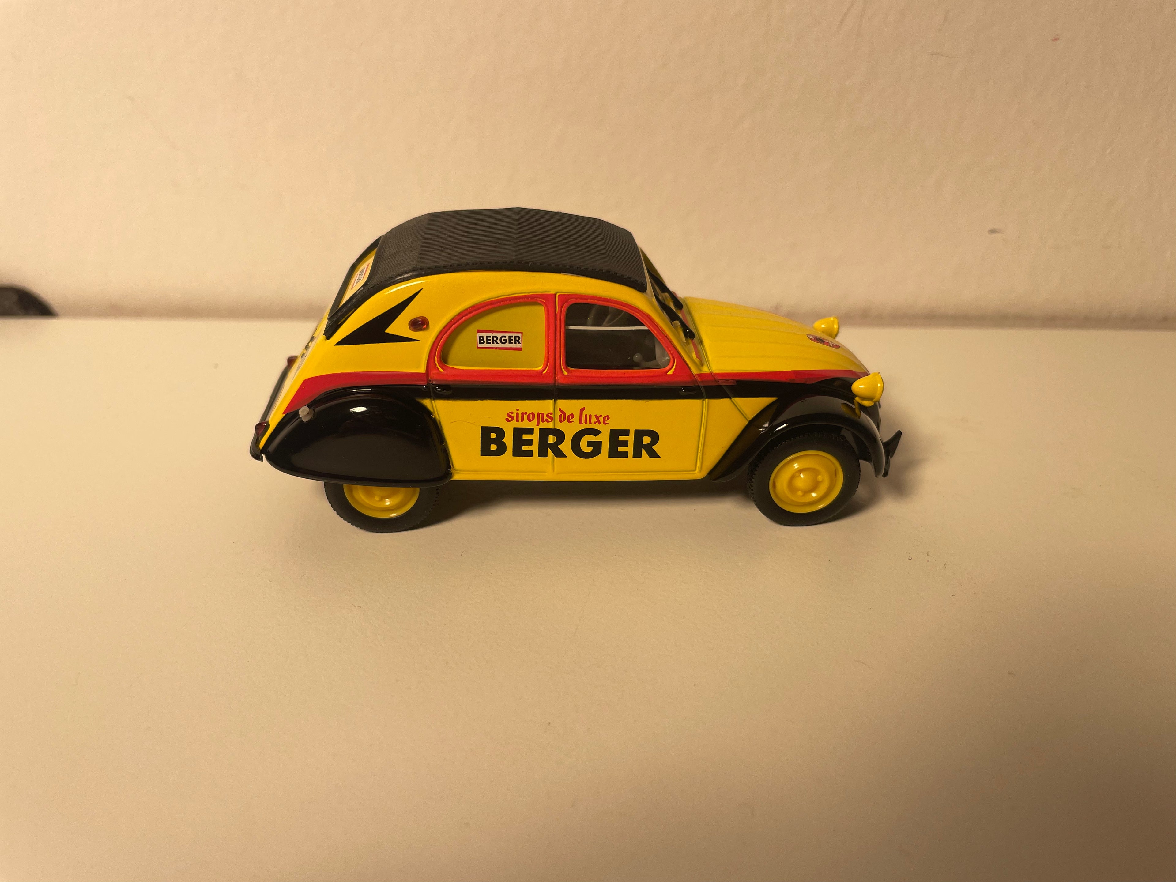 Citroën 2 CV AZLP gelb, schwarz und rot BERGER - Norev (in Blister)