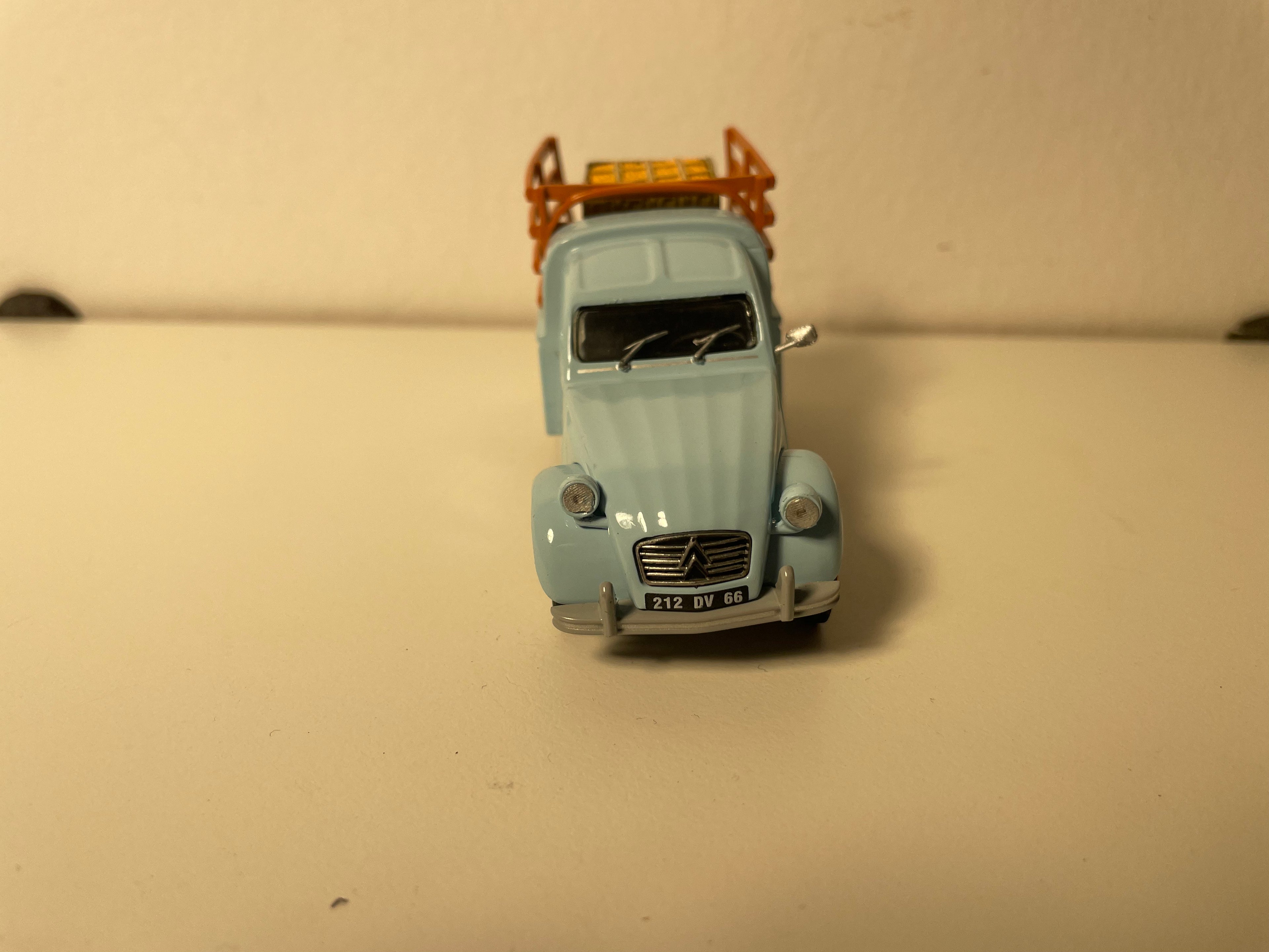 Citroën 2 CV fourgonnette plateau bleue avec ridelles marron et caisses de légumes sur le plateau - Eligor (sous blister)