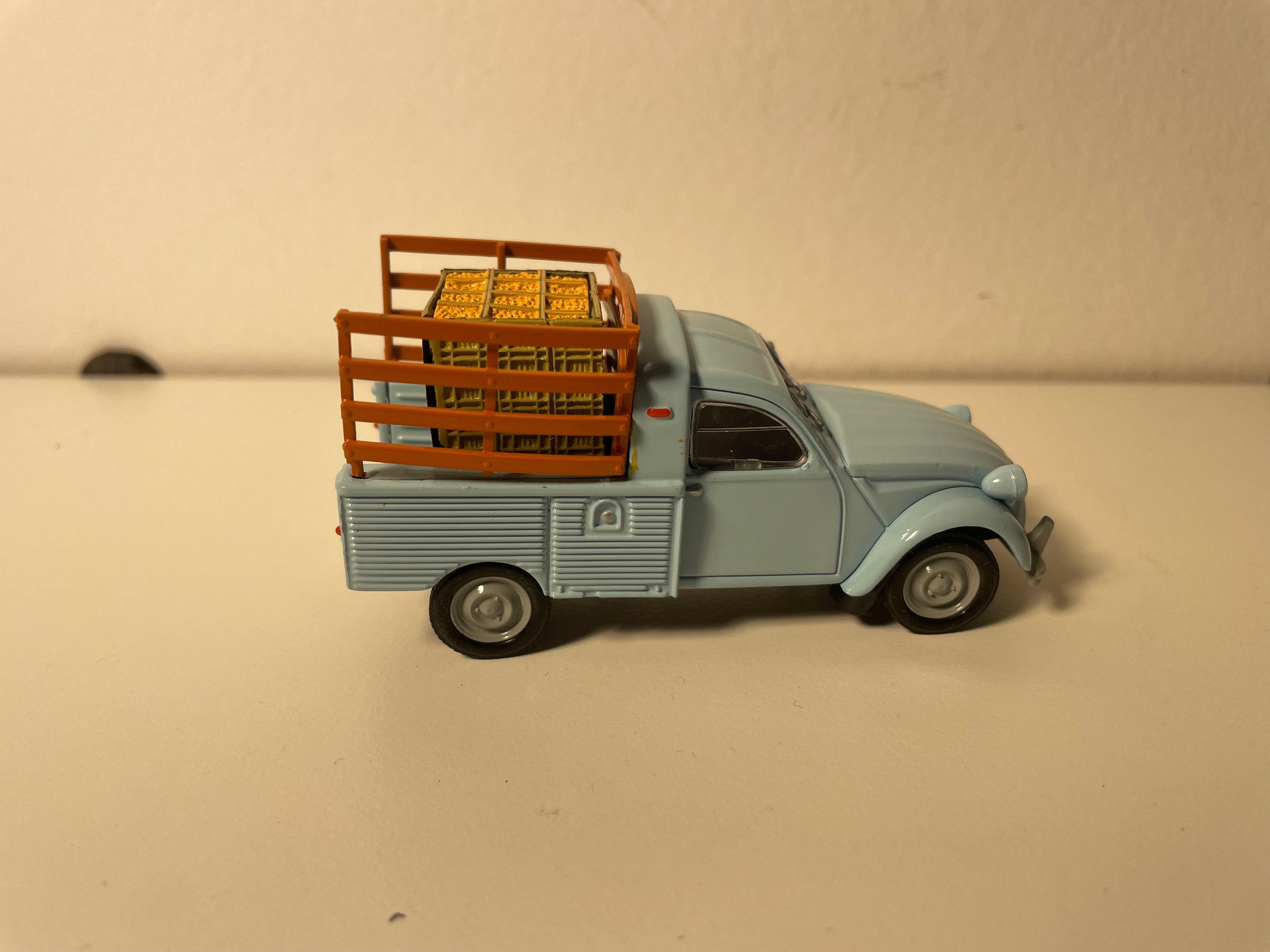Citroën 2 CV fourgonnette plateau bleue avec ridelles marron et caisses de légumes sur le plateau - Eligor (sous blister)