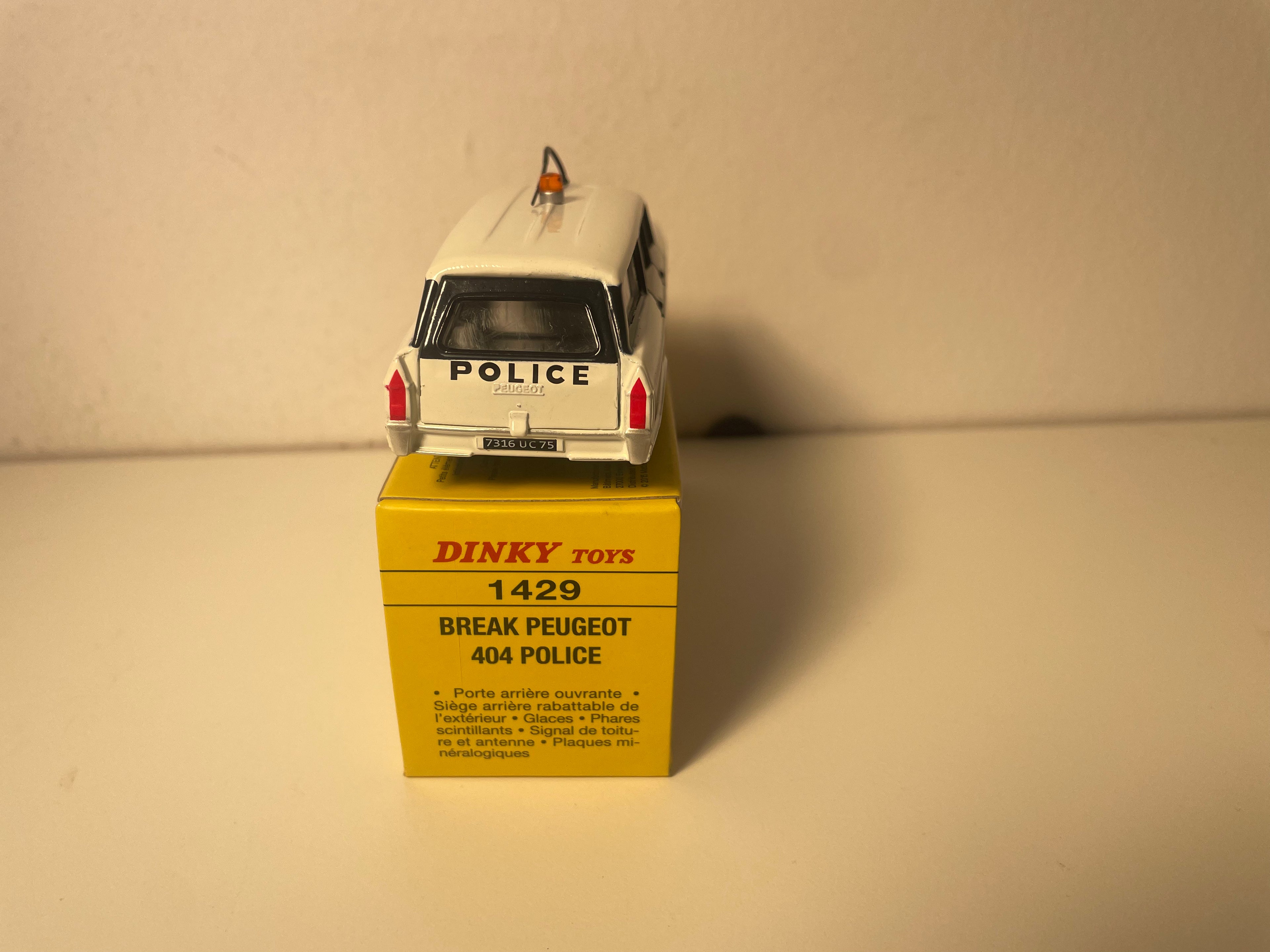 Peugeot 404 break czarno-biała POLICJA Dinky-Toys (wydania Atlas) - Nr 1429