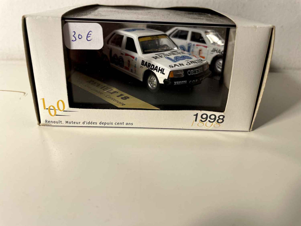 Renault 18 bianca numero 7 del 1978 con decorazione + testi sulla macchina - NOREV (edizione limitata per i 100 anni di Renault)