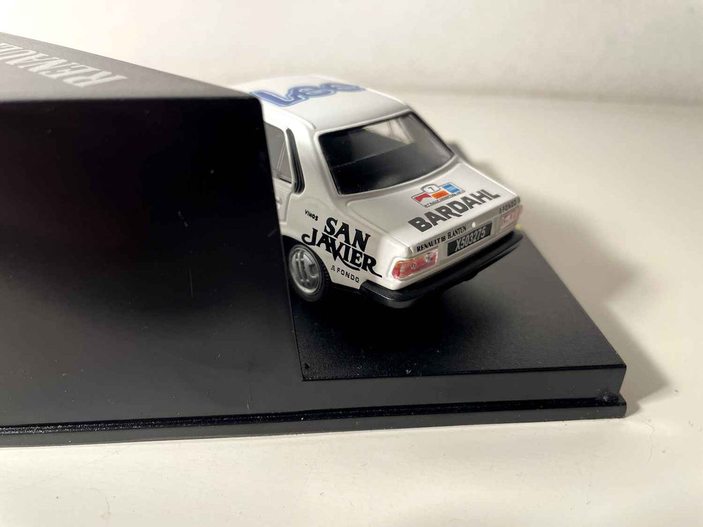 Renault 18 bianca numero 7 del 1978 con decorazione + testi sulla macchina - NOREV (edizione limitata per i 100 anni di Renault)