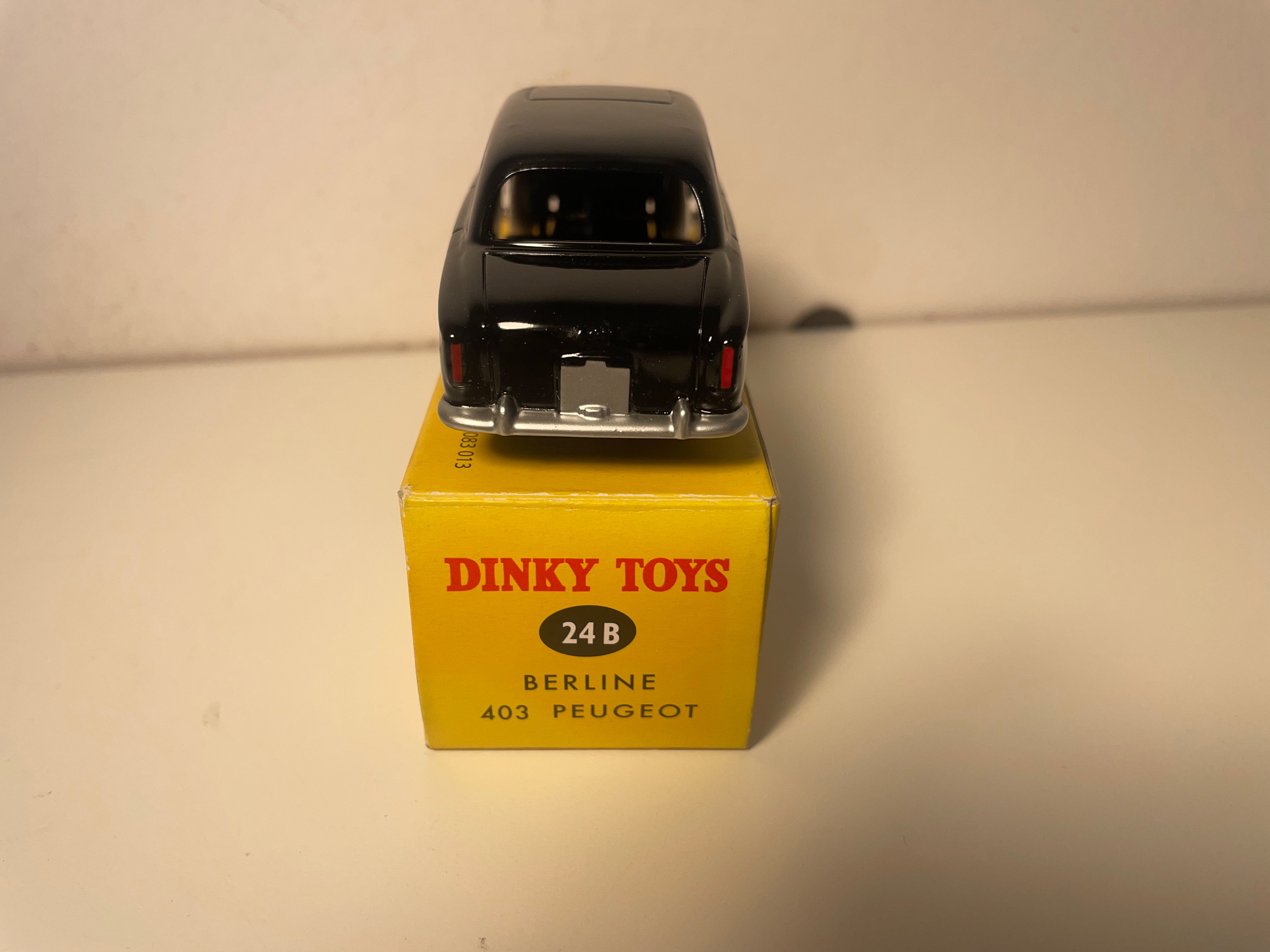 Peugeot 403 berline noire Dinky-toys (éditions ATLAS) - N°24 B