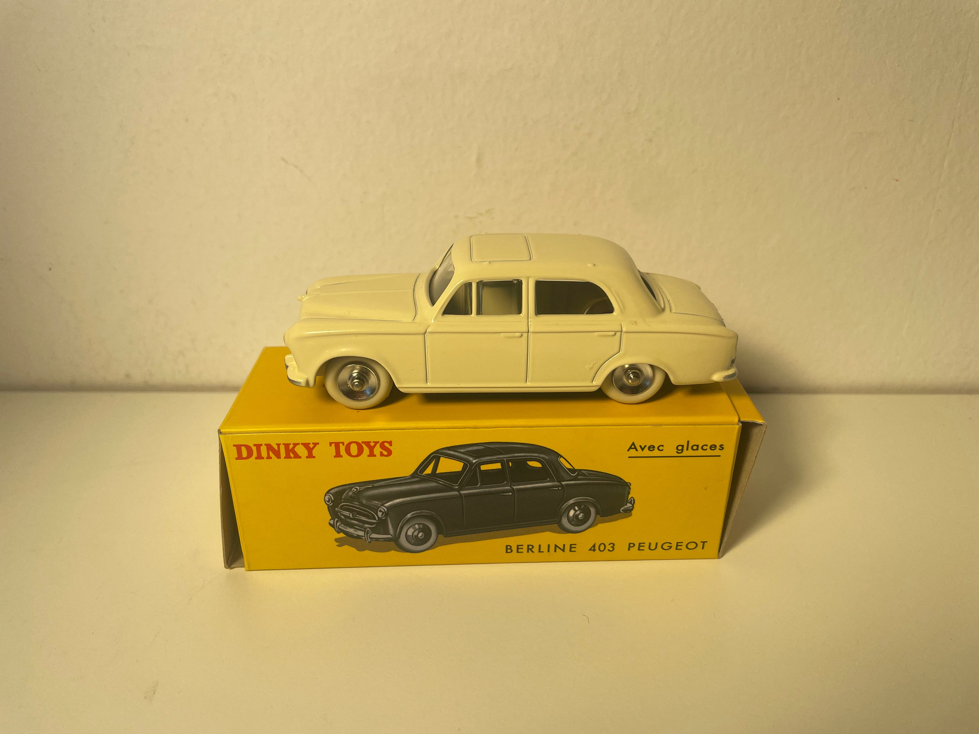 Peugeot 403 berline beżowo/jasno brązowy? Dinky-Toys (wydania Atlas) - N°24B