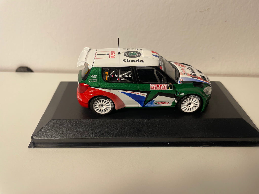 Skoda Fabia WRC blanca, verde, roja y azul número 7 - Rallye Monte-Carlo 2010