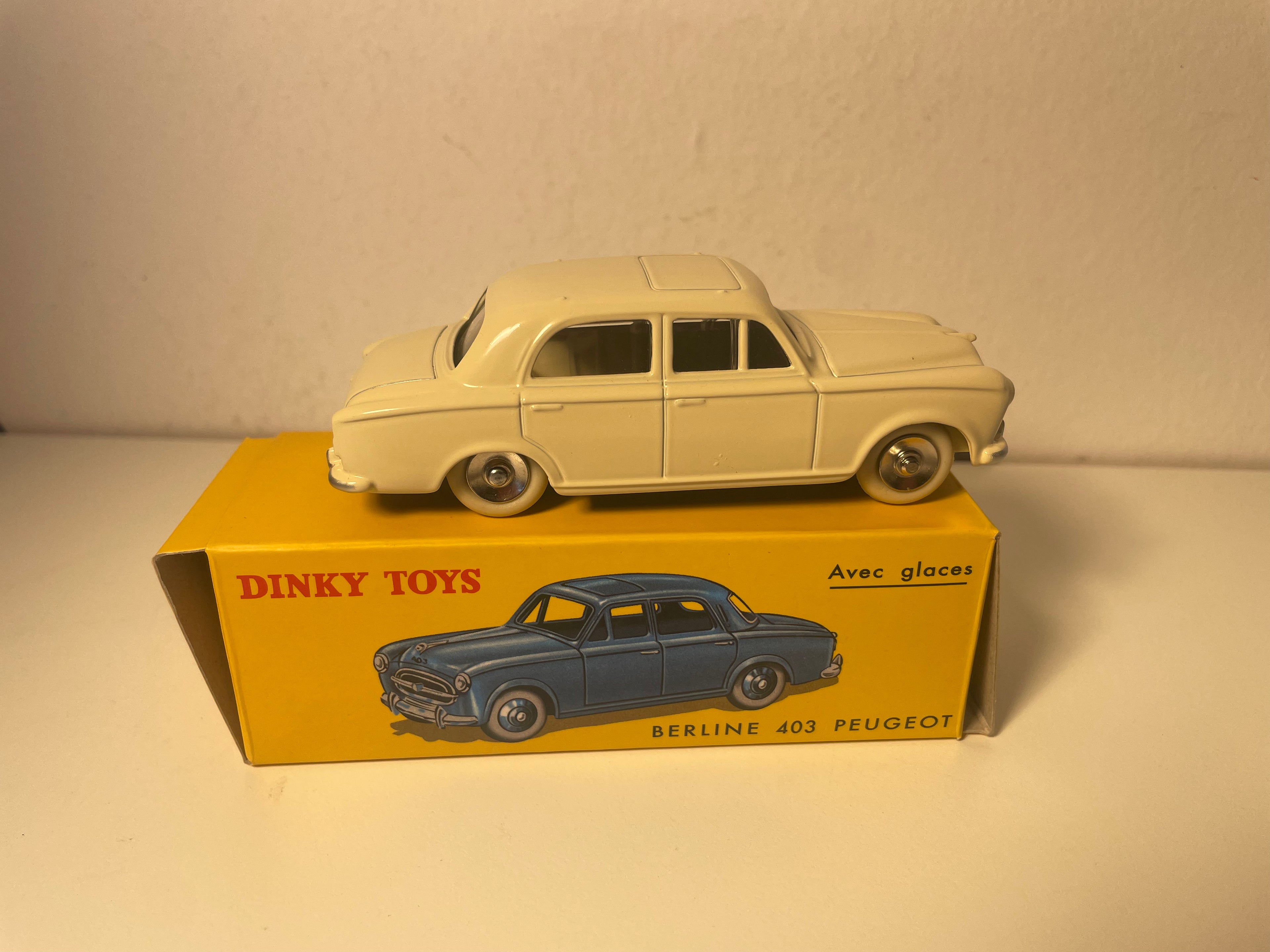 Peugeot 403 berline beżowo/jasno brązowy? Dinky-Toys (wydania Atlas) - N°24B
