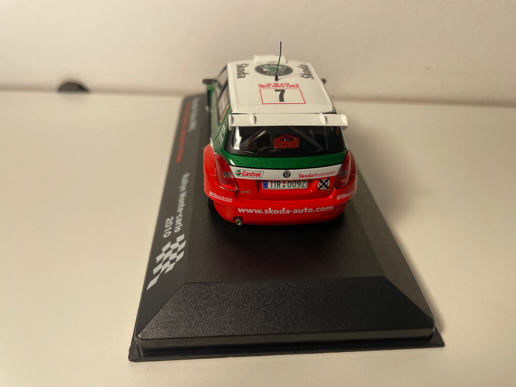 Skoda Fabia WRC blanca, verde, roja y azul número 7 - Rallye Monte-Carlo 2010