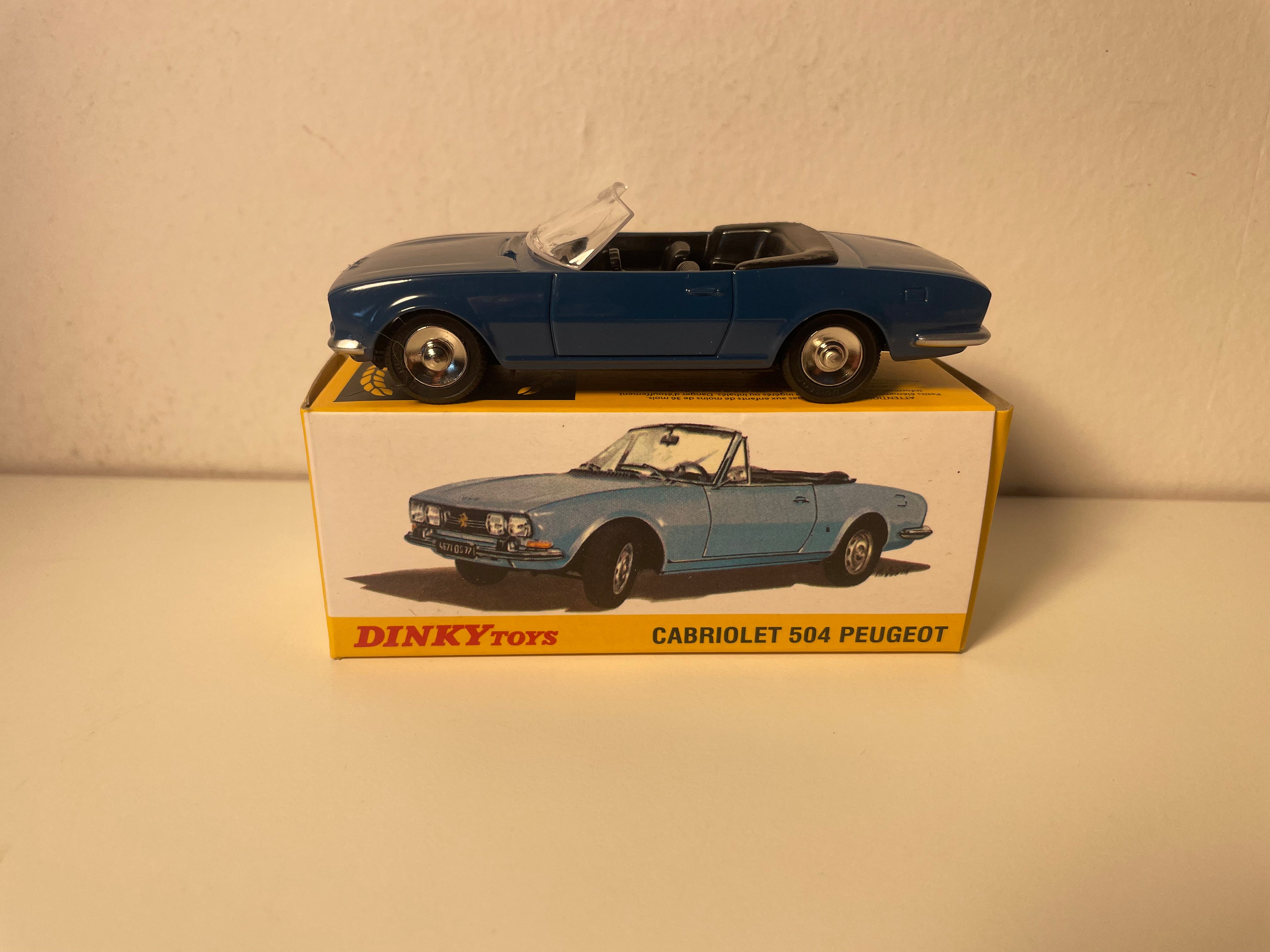 Peugeot 504 cabriolet w kolorze ciemnoniebieskim Dinky-Toys (edycje Atlas) - Nr 1423