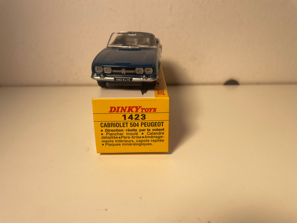 Peugeot 504 cabriolet w kolorze ciemnoniebieskim Dinky-Toys (edycje Atlas) - Nr 1423